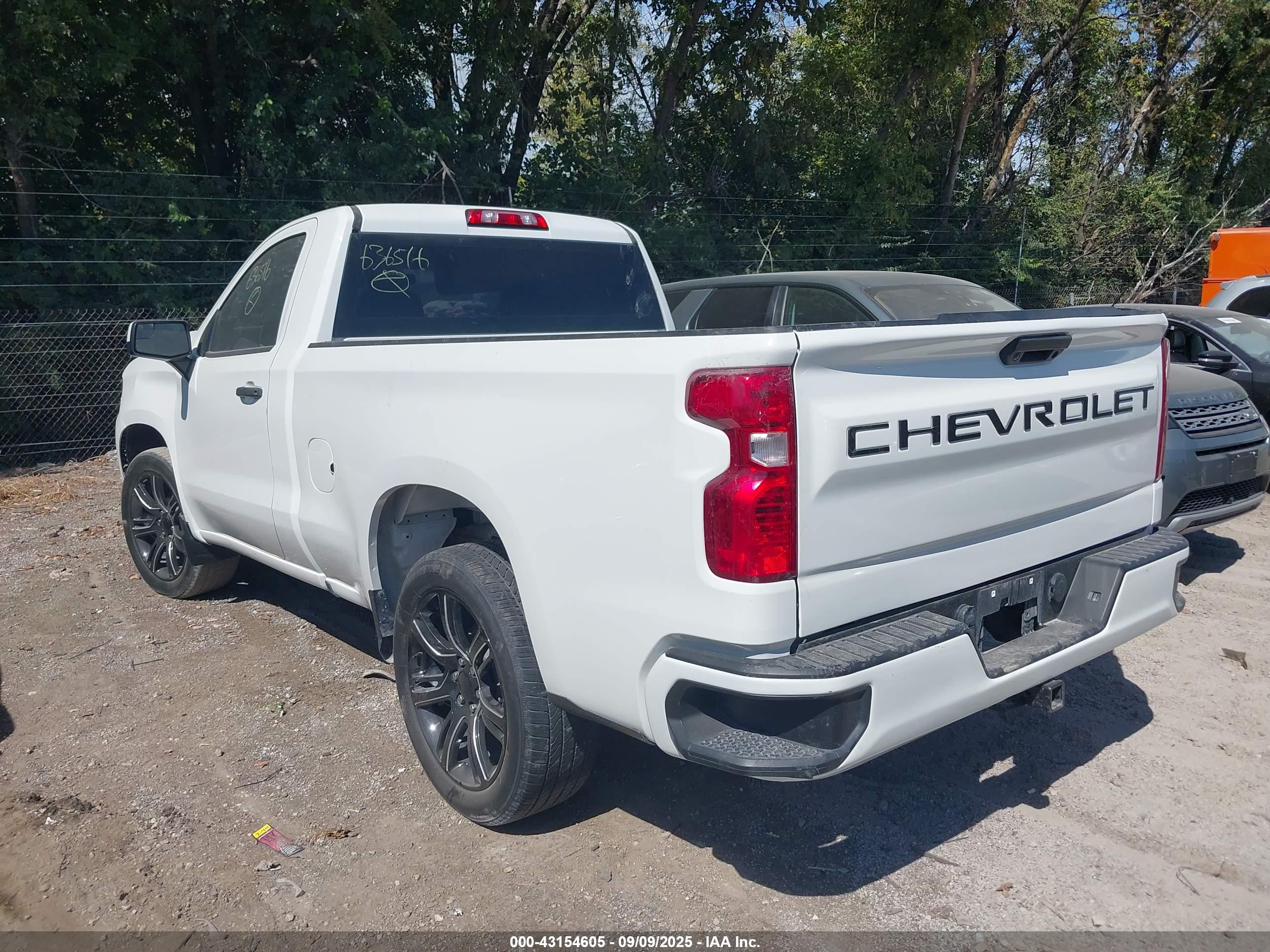 CHEVROLET SILVERADO image 3
