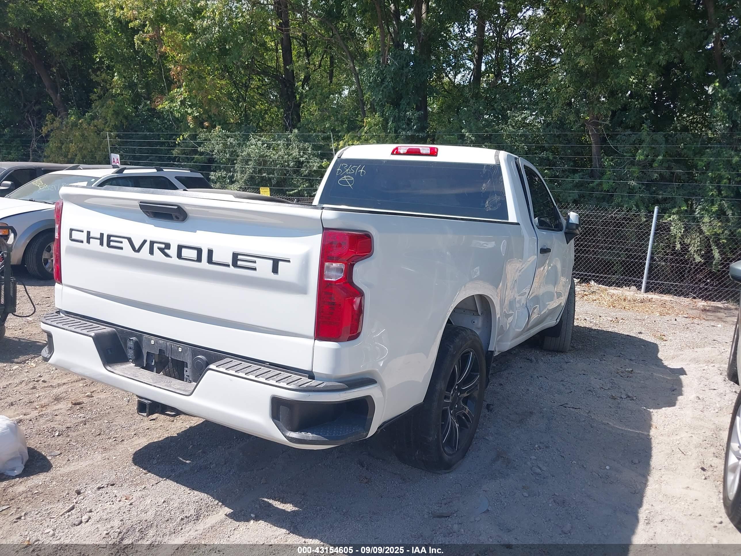 CHEVROLET SILVERADO image 4