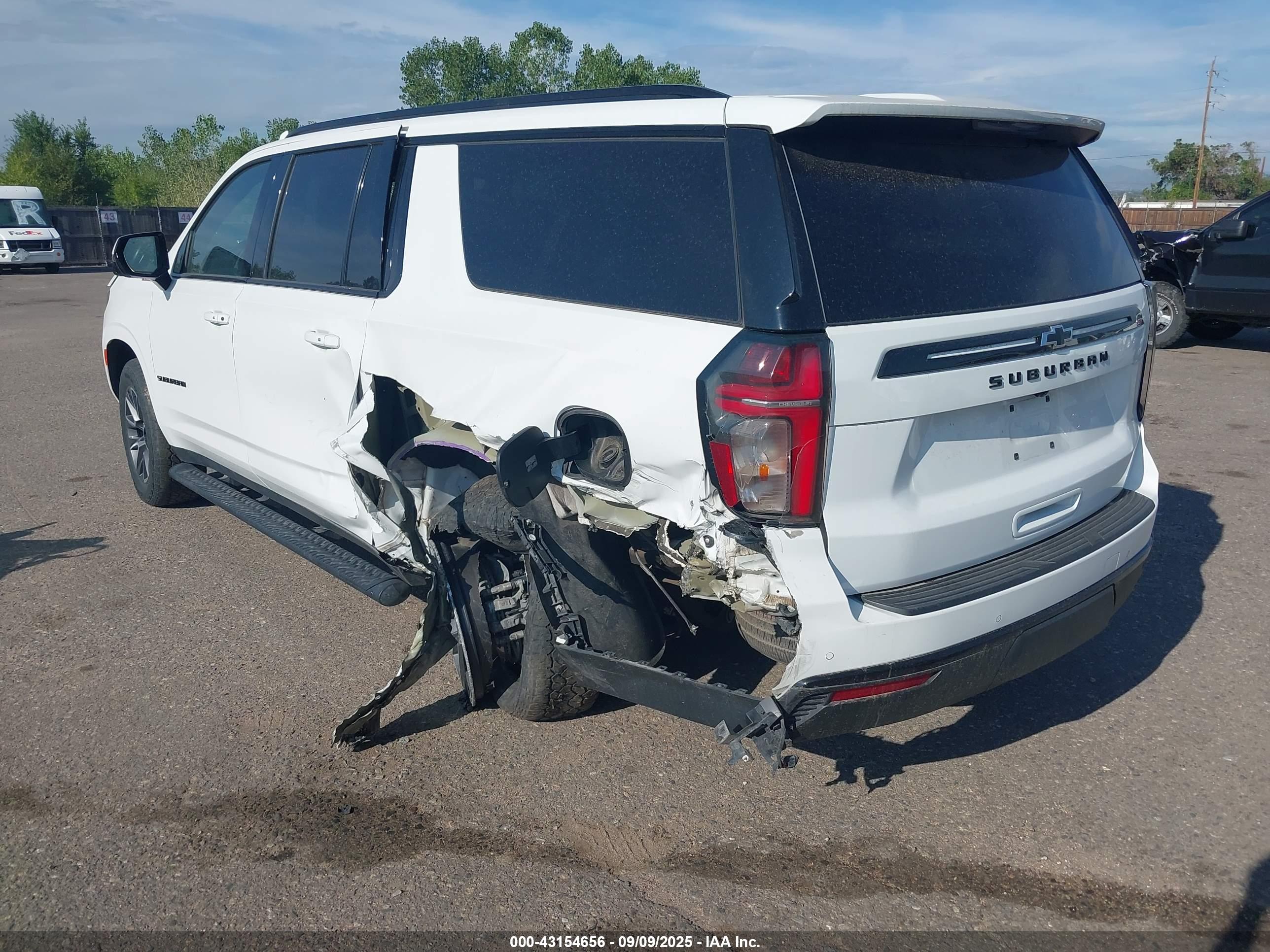 CHEVROLET SUBURBAN image 3