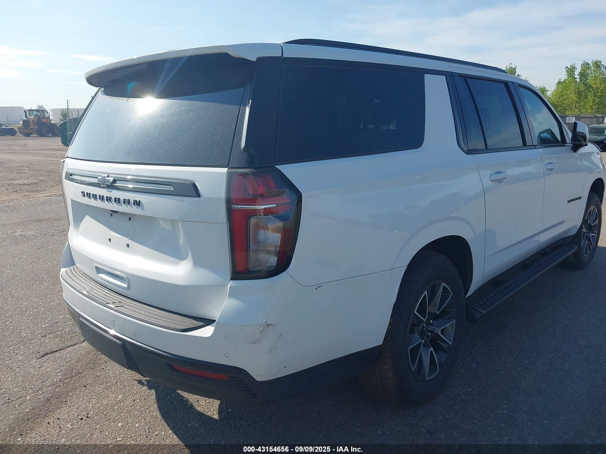 CHEVROLET SUBURBAN image 4