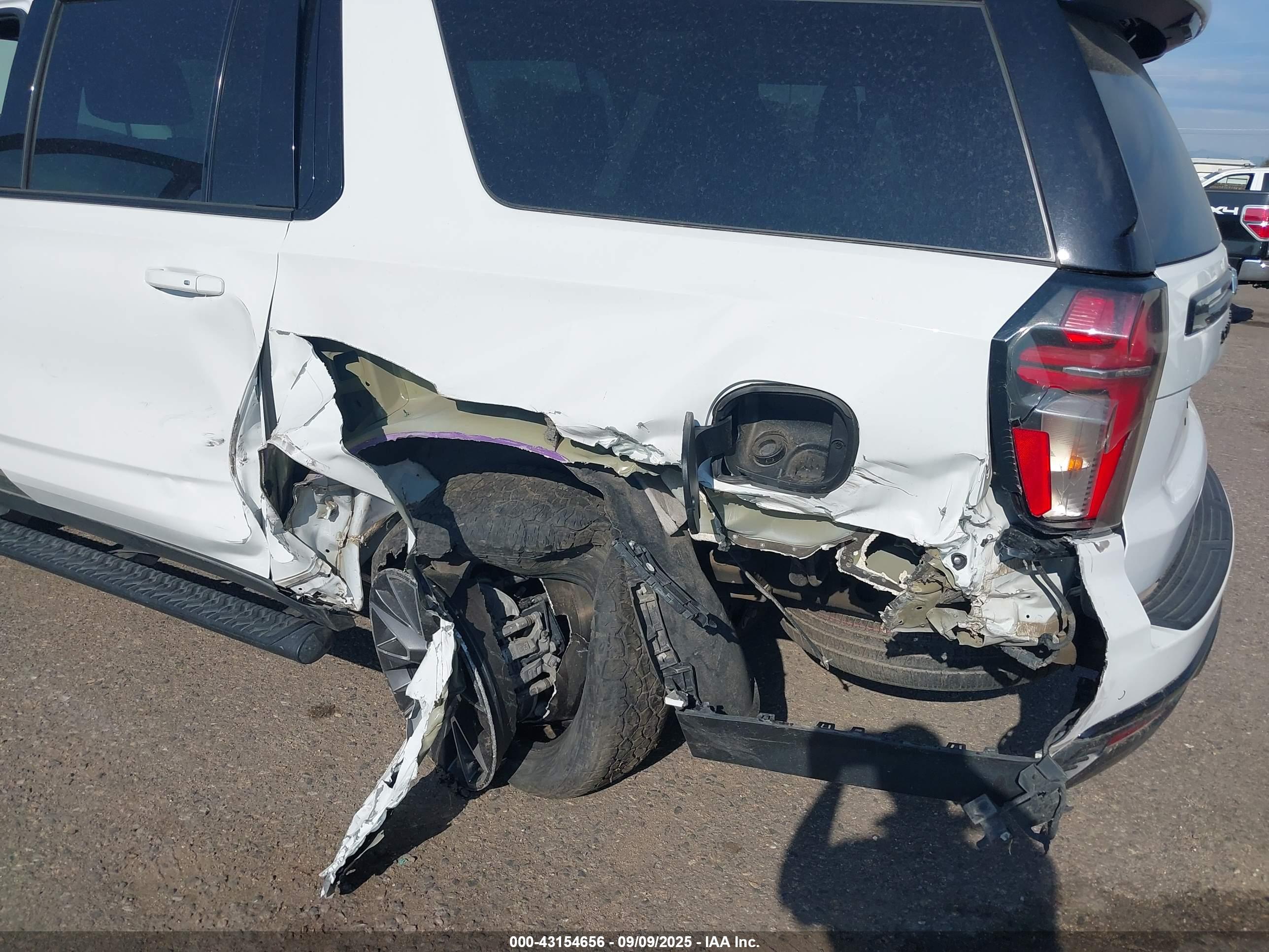 CHEVROLET SUBURBAN image 6