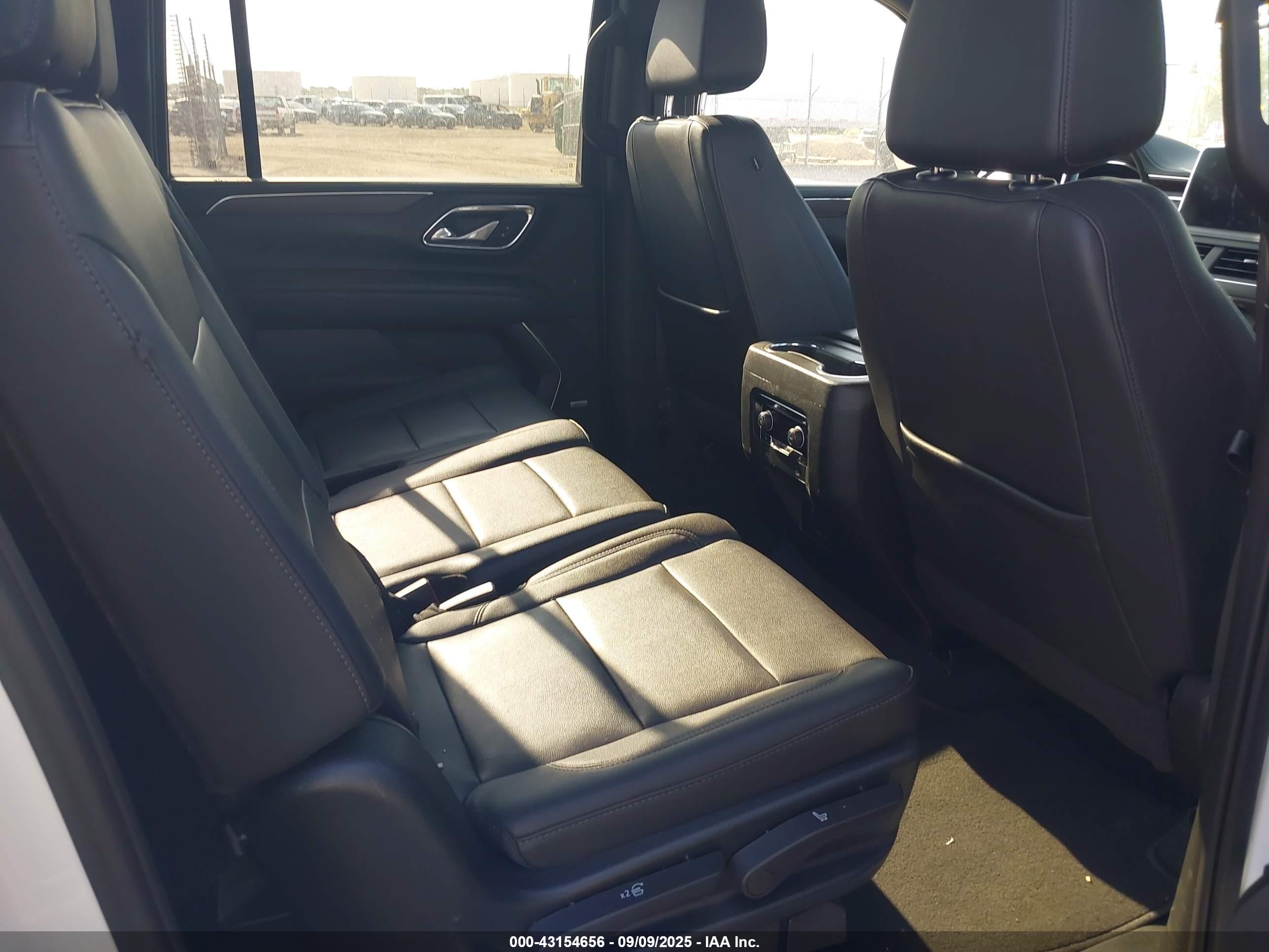 CHEVROLET SUBURBAN image 8