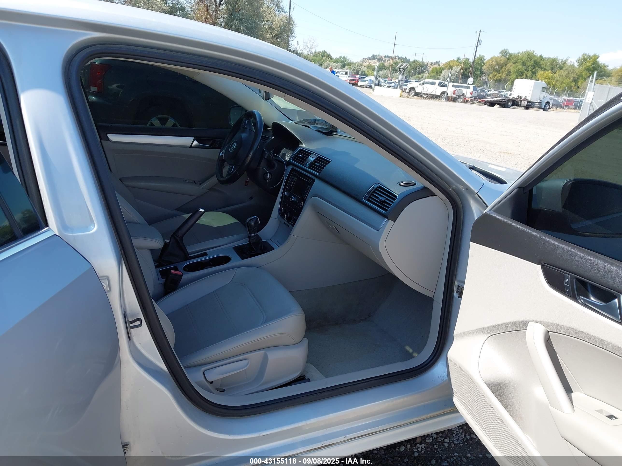 VOLKSWAGEN PASSAT image 5