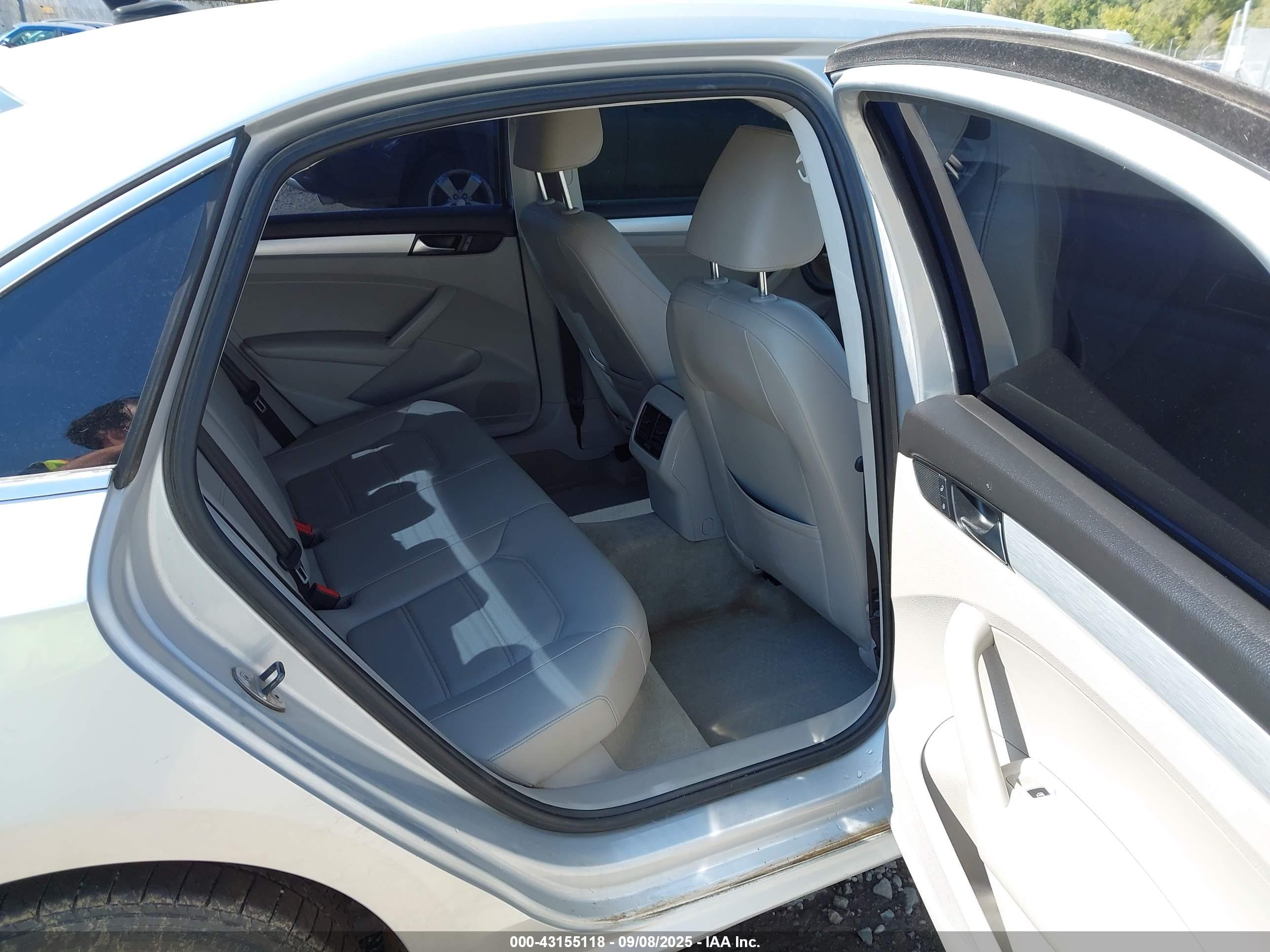 VOLKSWAGEN PASSAT image 8