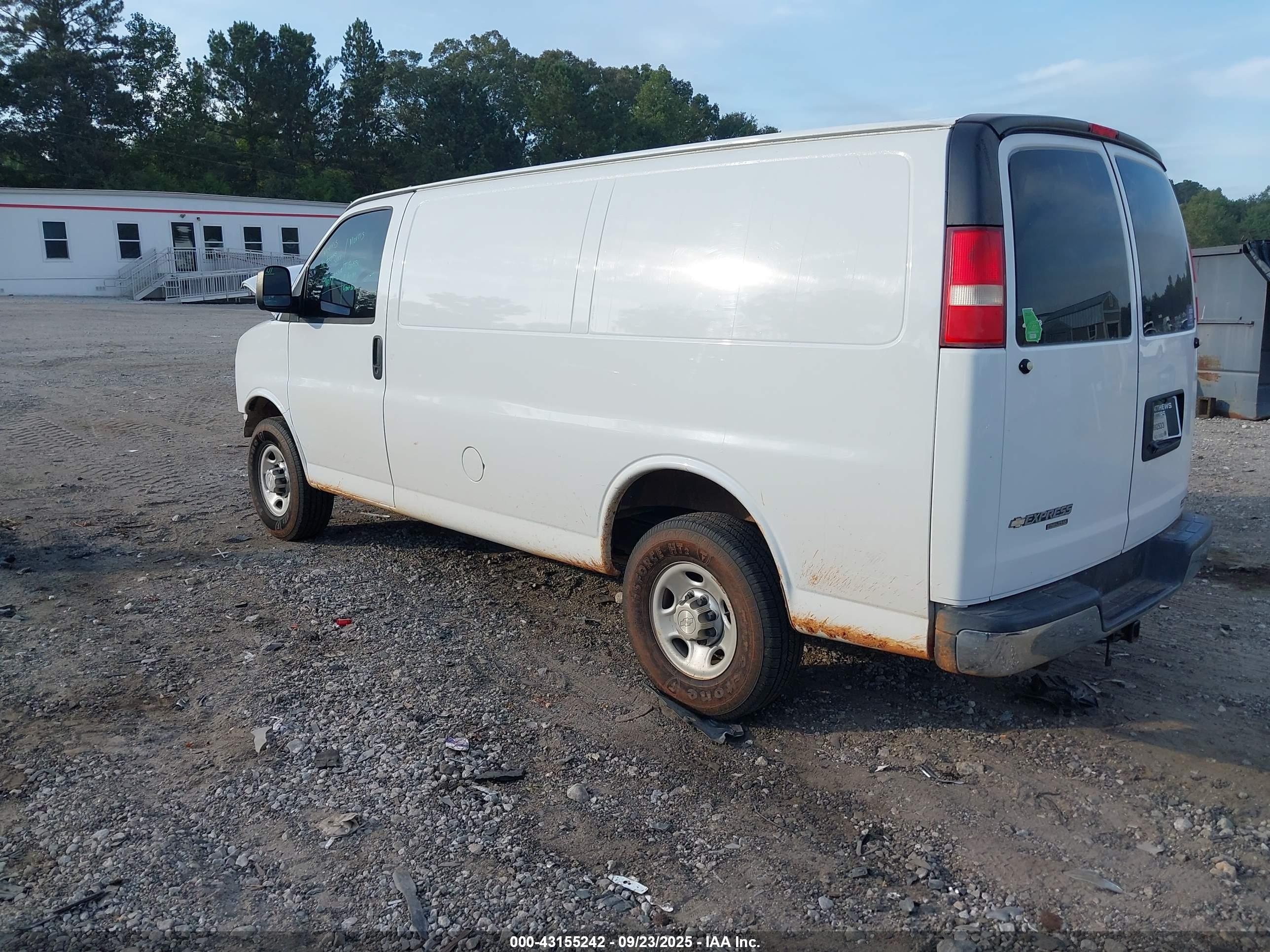 CHEVROLET EXPRESS image 3