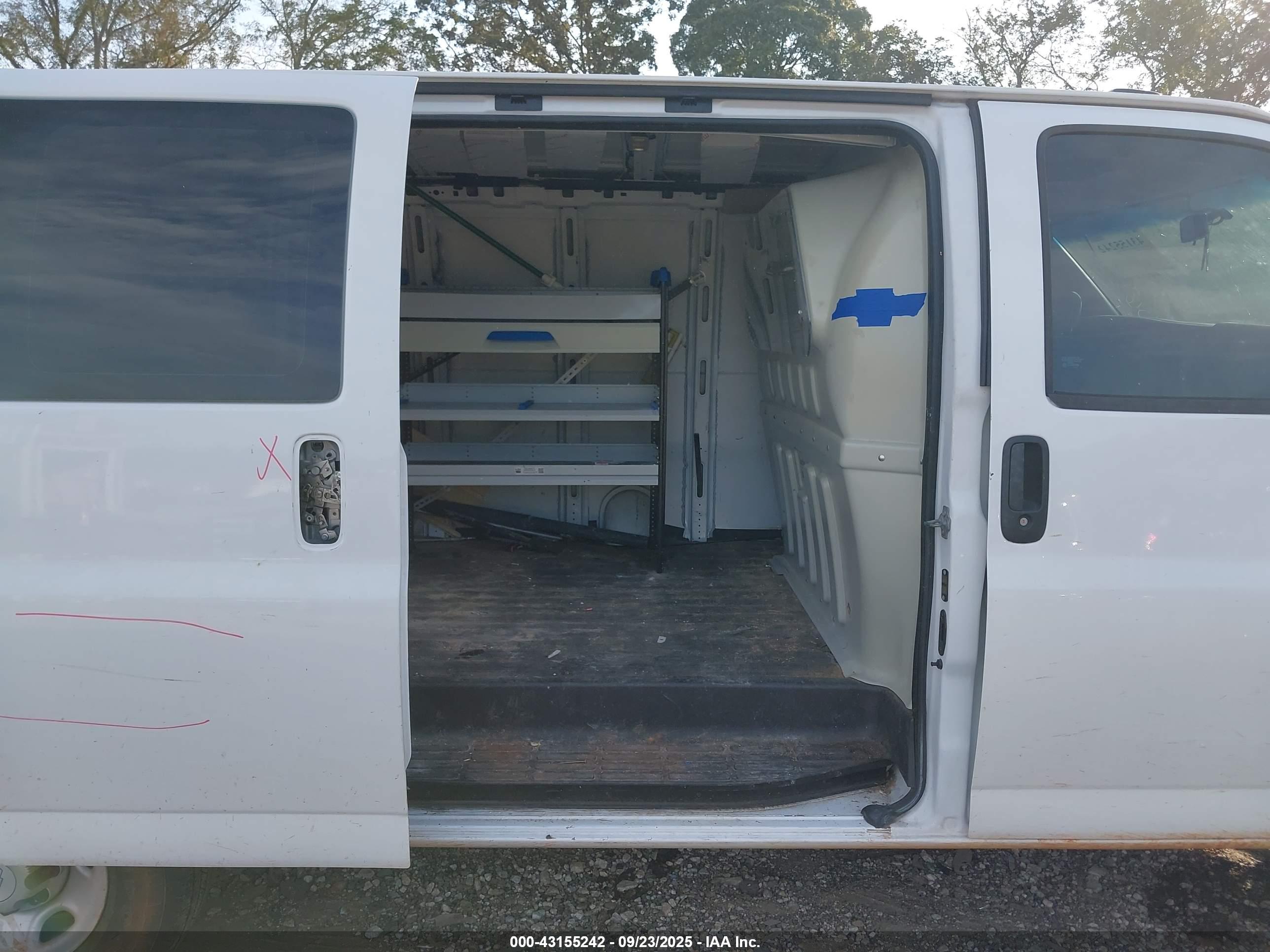 CHEVROLET EXPRESS image 8