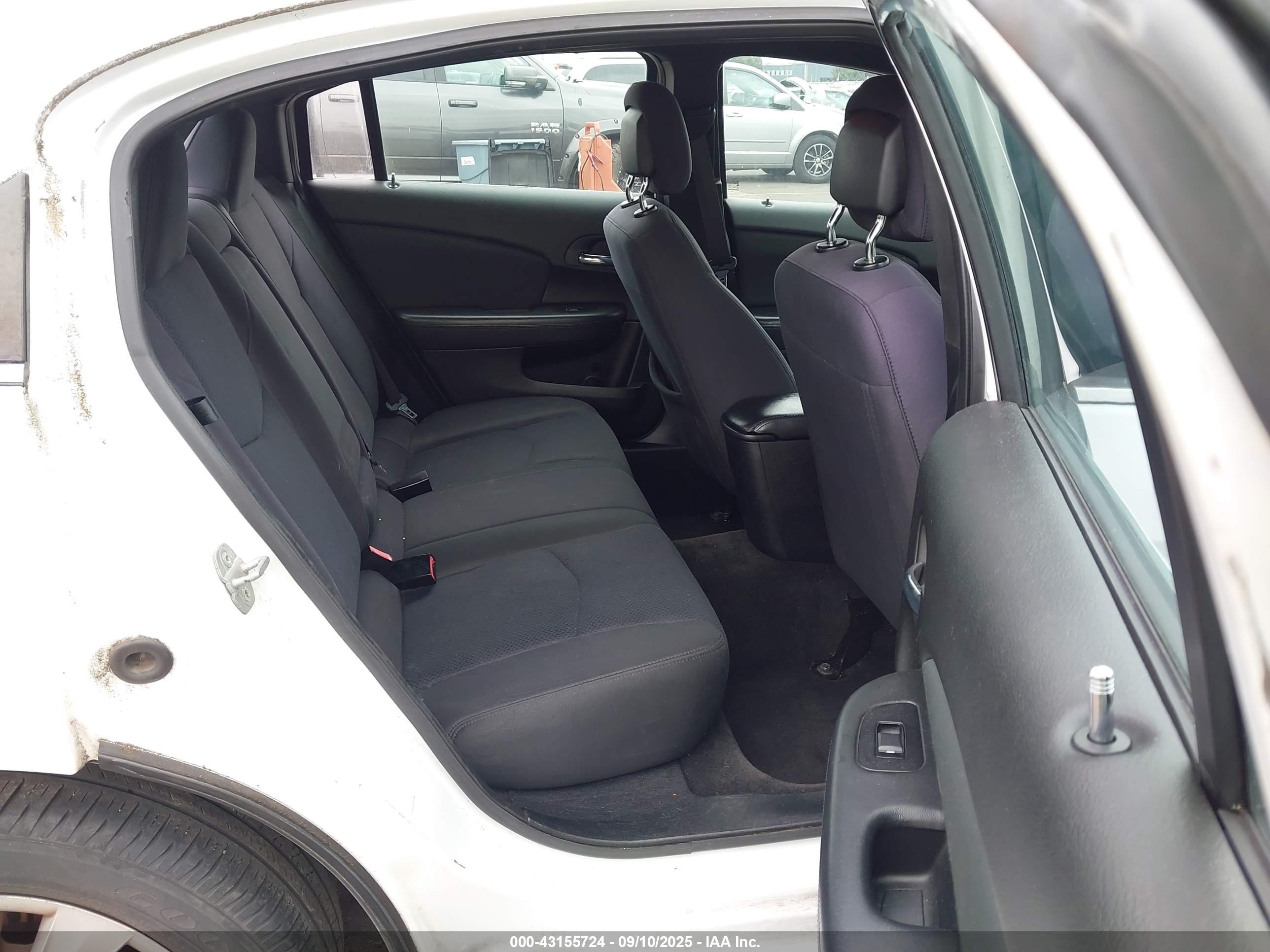 CHRYSLER 200 image 8