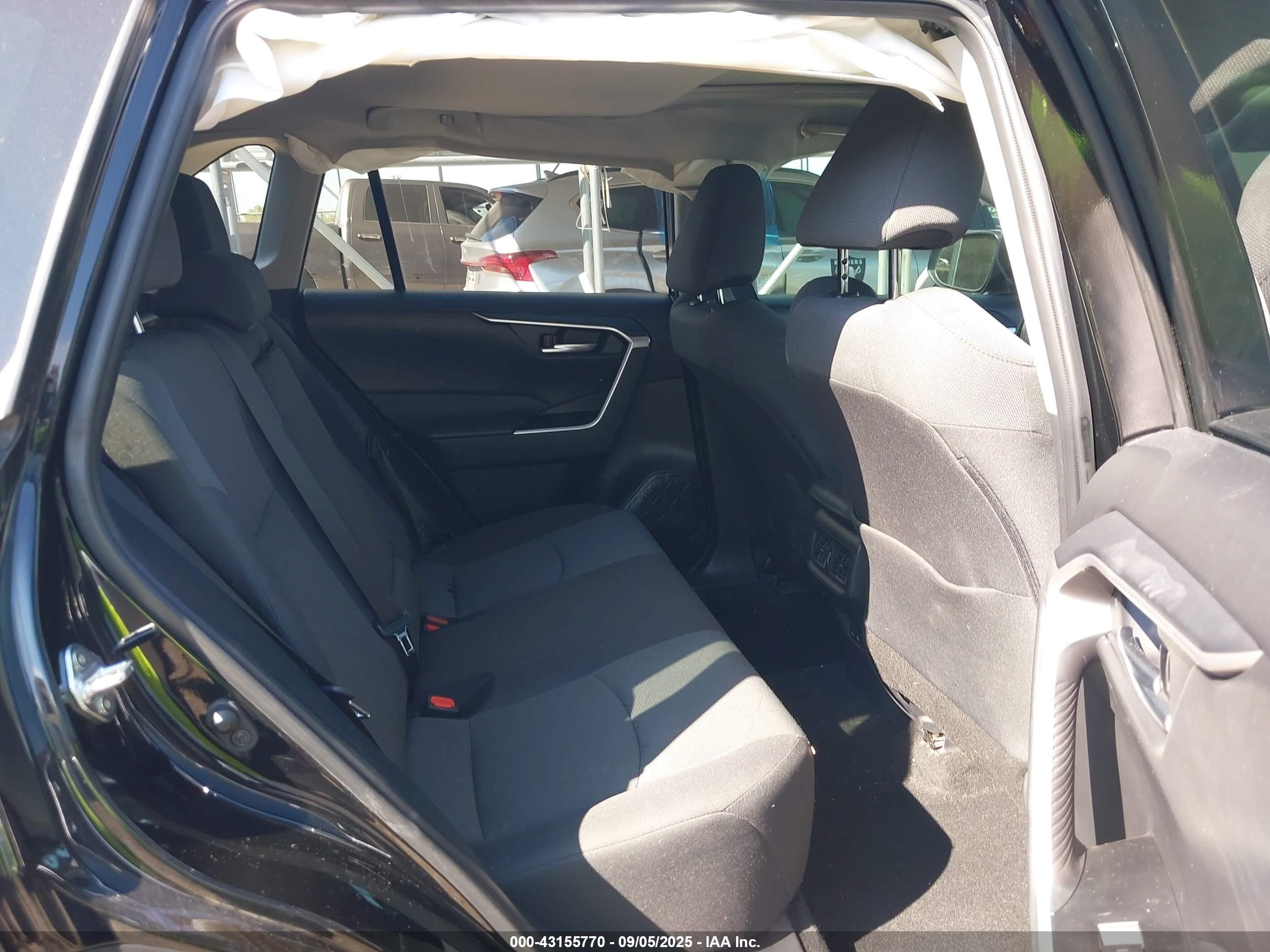 TOYOTA RAV4 image 8