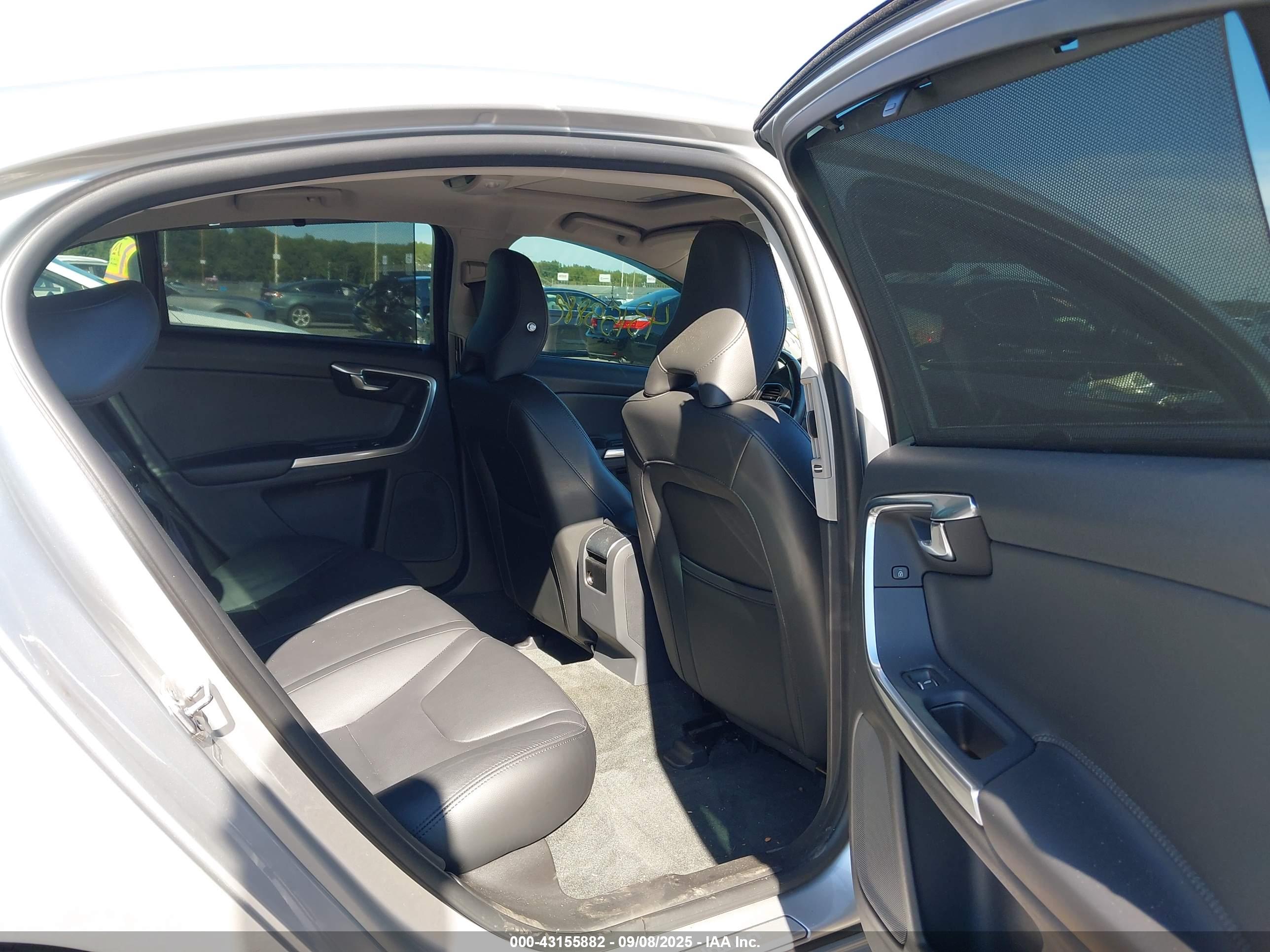 VOLVO S60 image 8