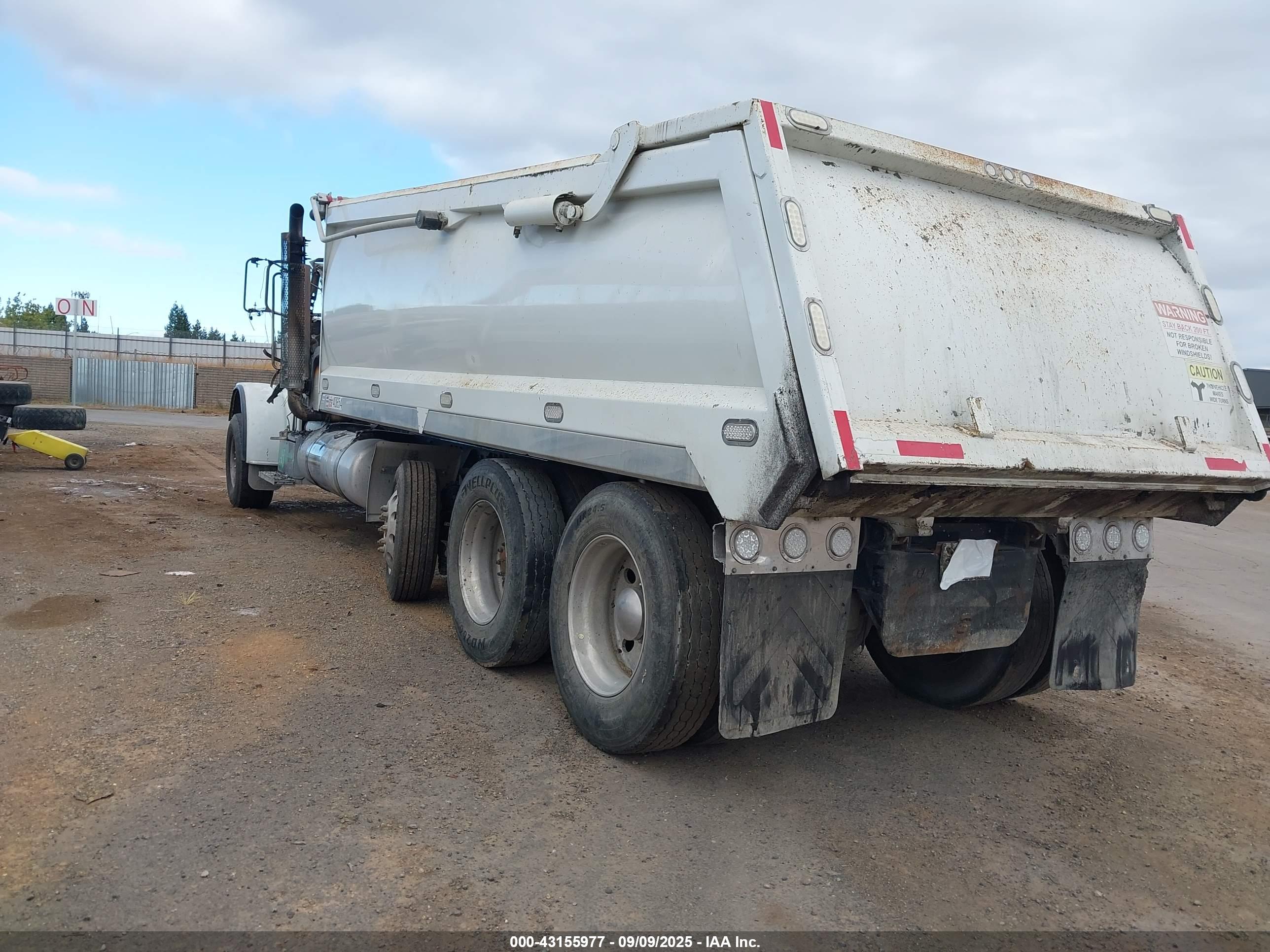 PETERBILT 388 image 3