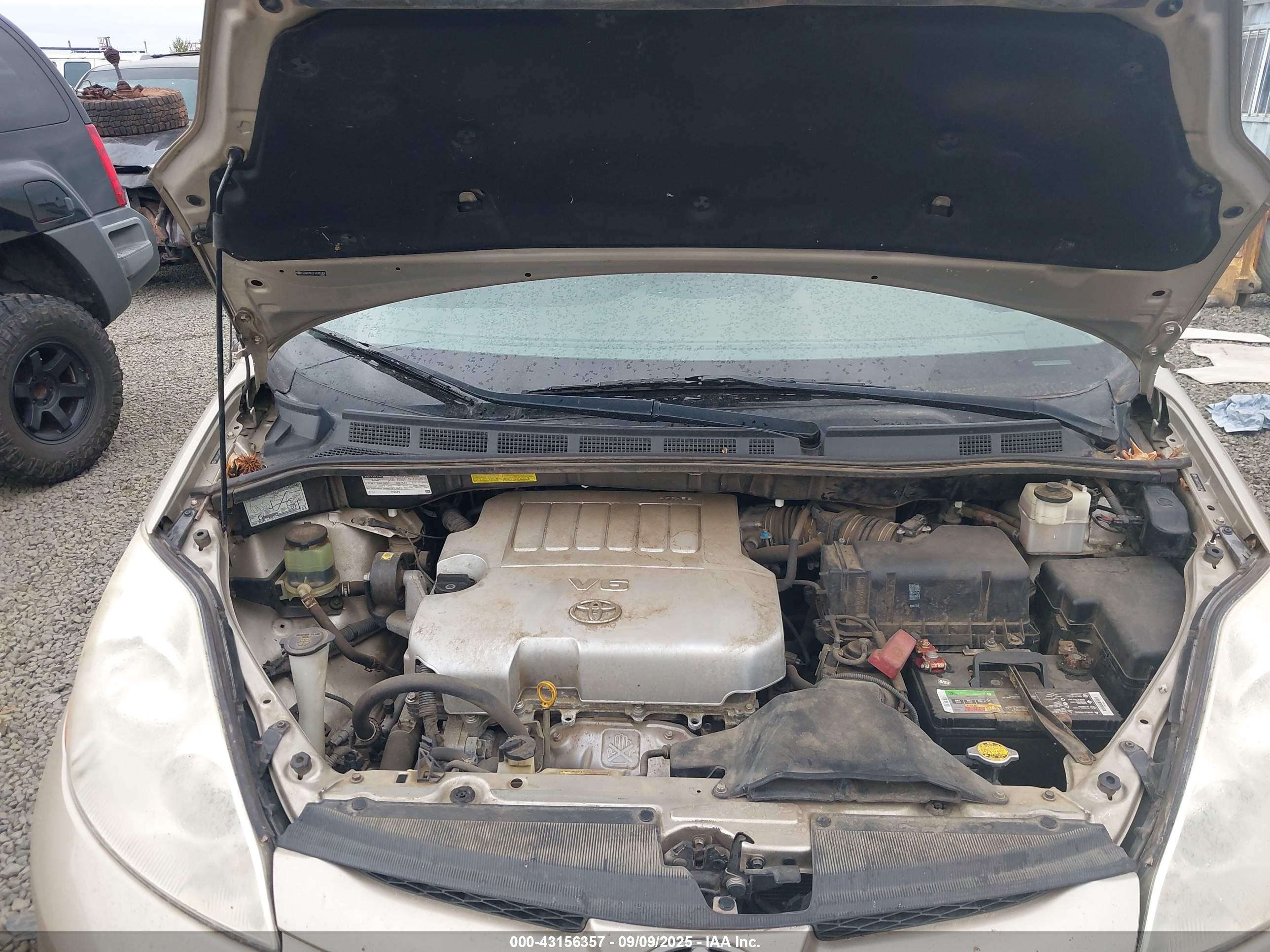 TOYOTA SIENNA image 10