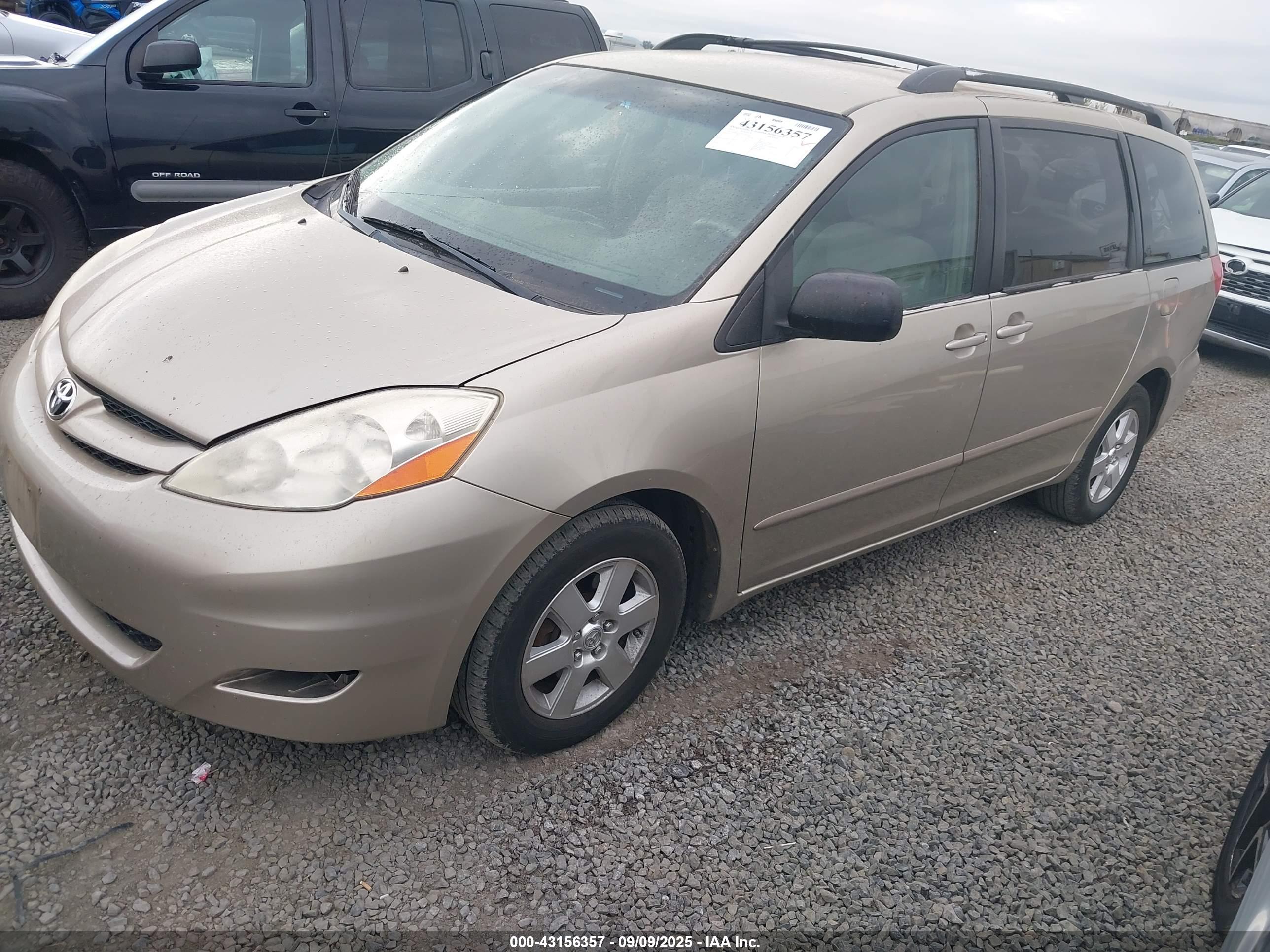 TOYOTA SIENNA image 2