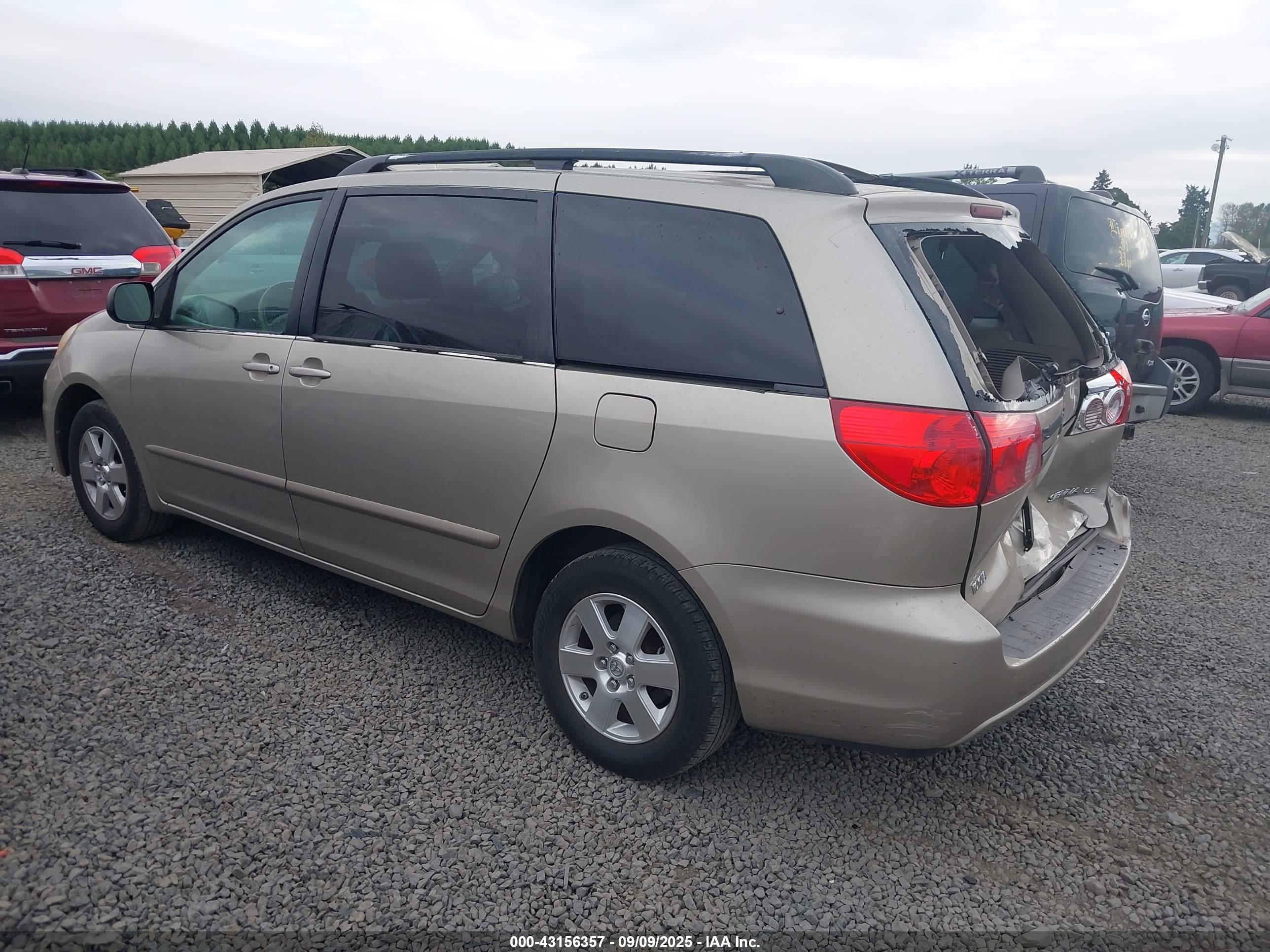 TOYOTA SIENNA image 3