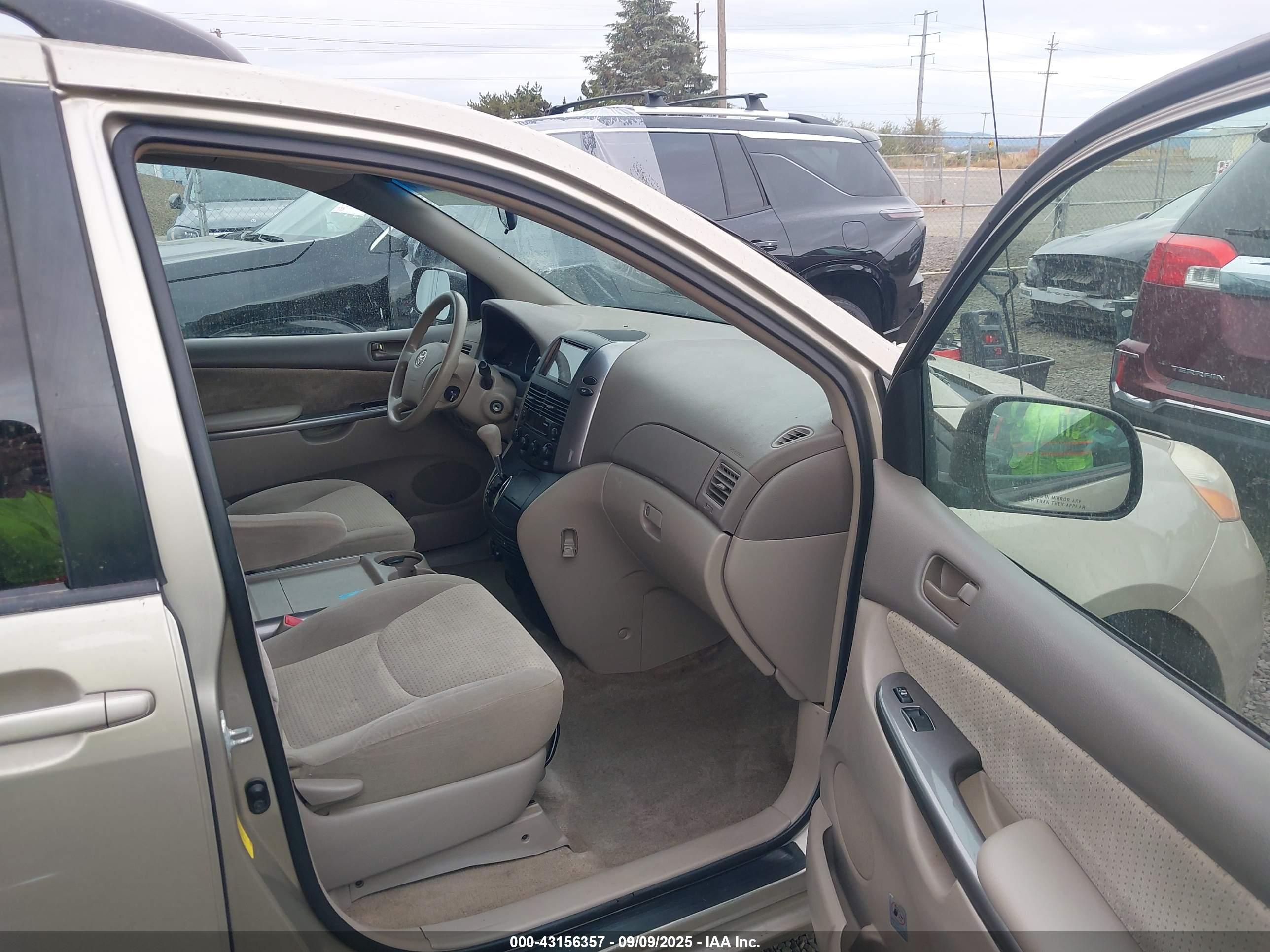 TOYOTA SIENNA image 5