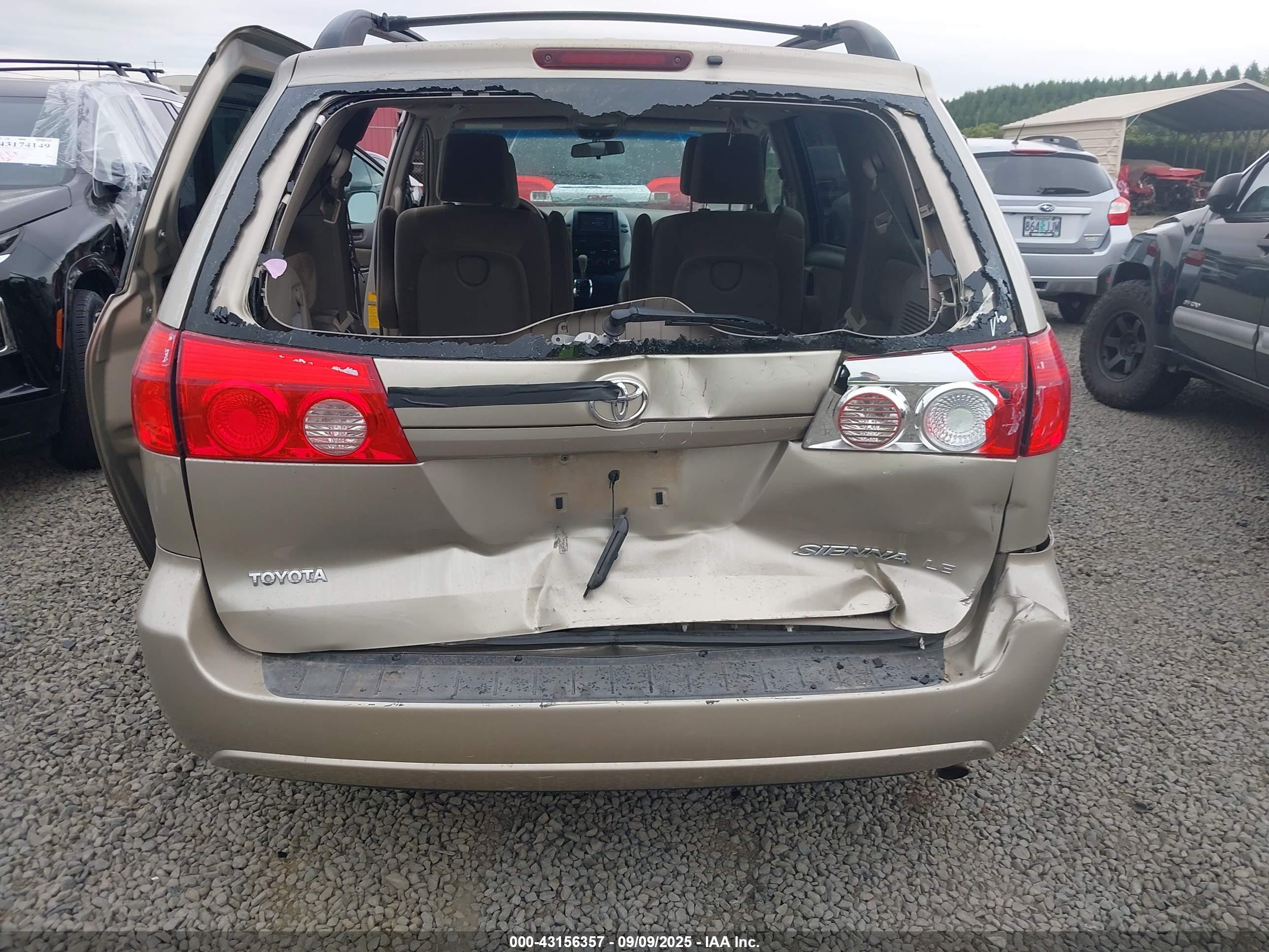 TOYOTA SIENNA image 6