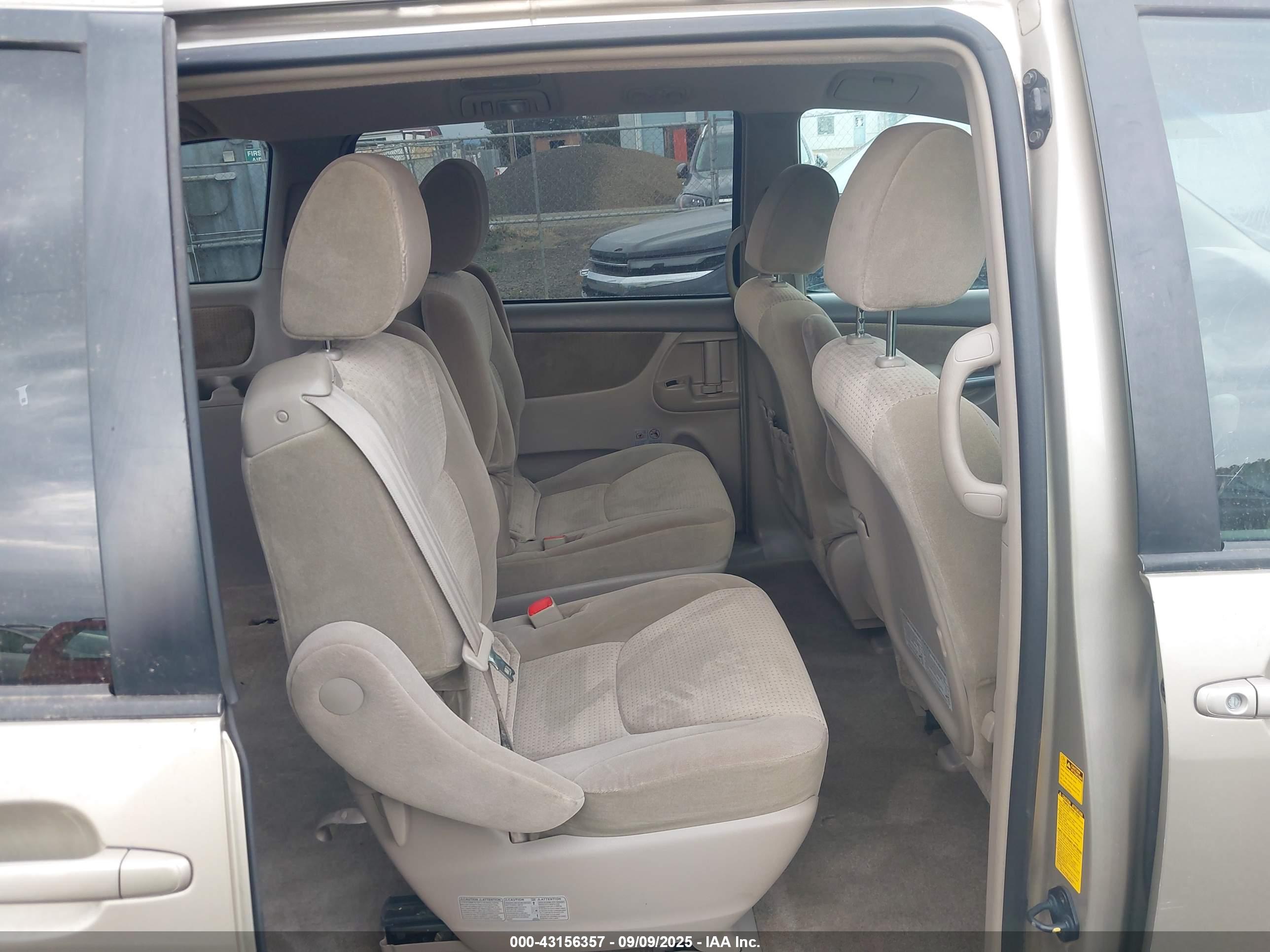 TOYOTA SIENNA image 8