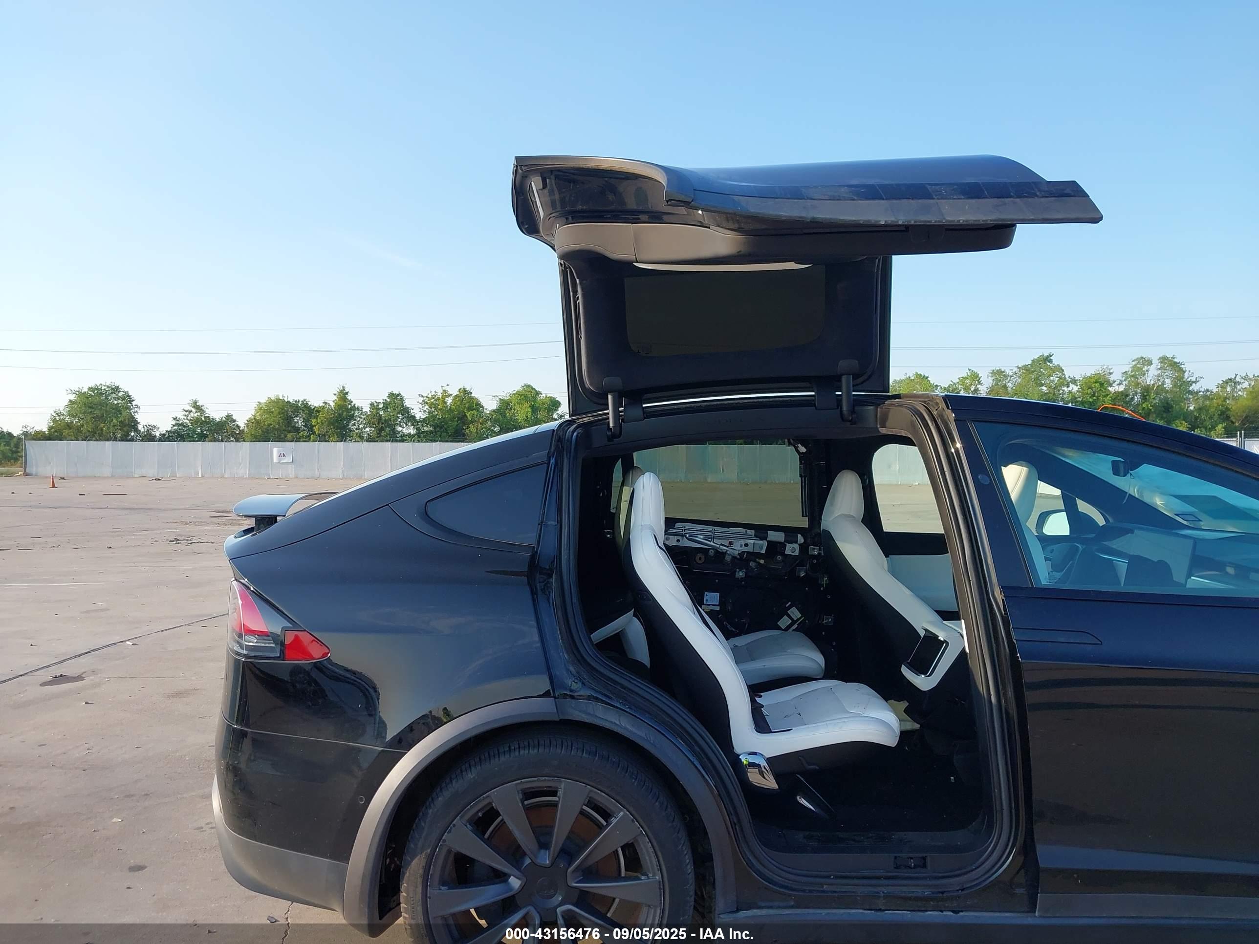 TESLA MODEL image 8