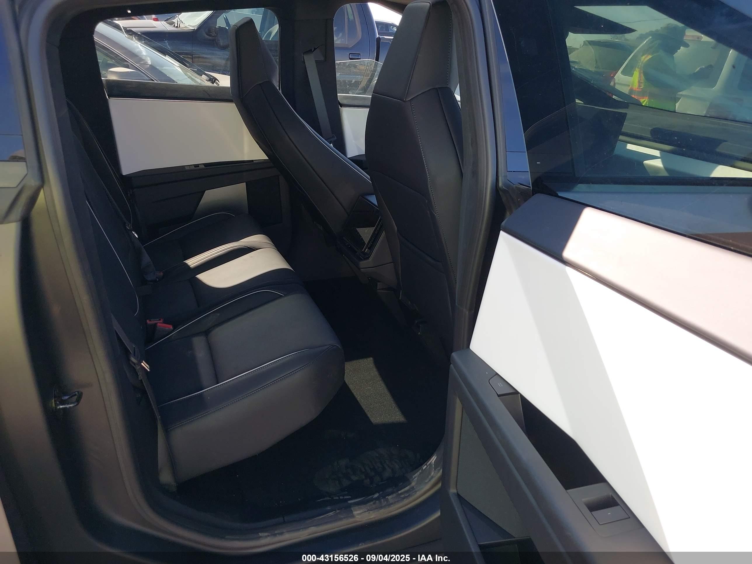 TESLA CYBERTRUCK image 8