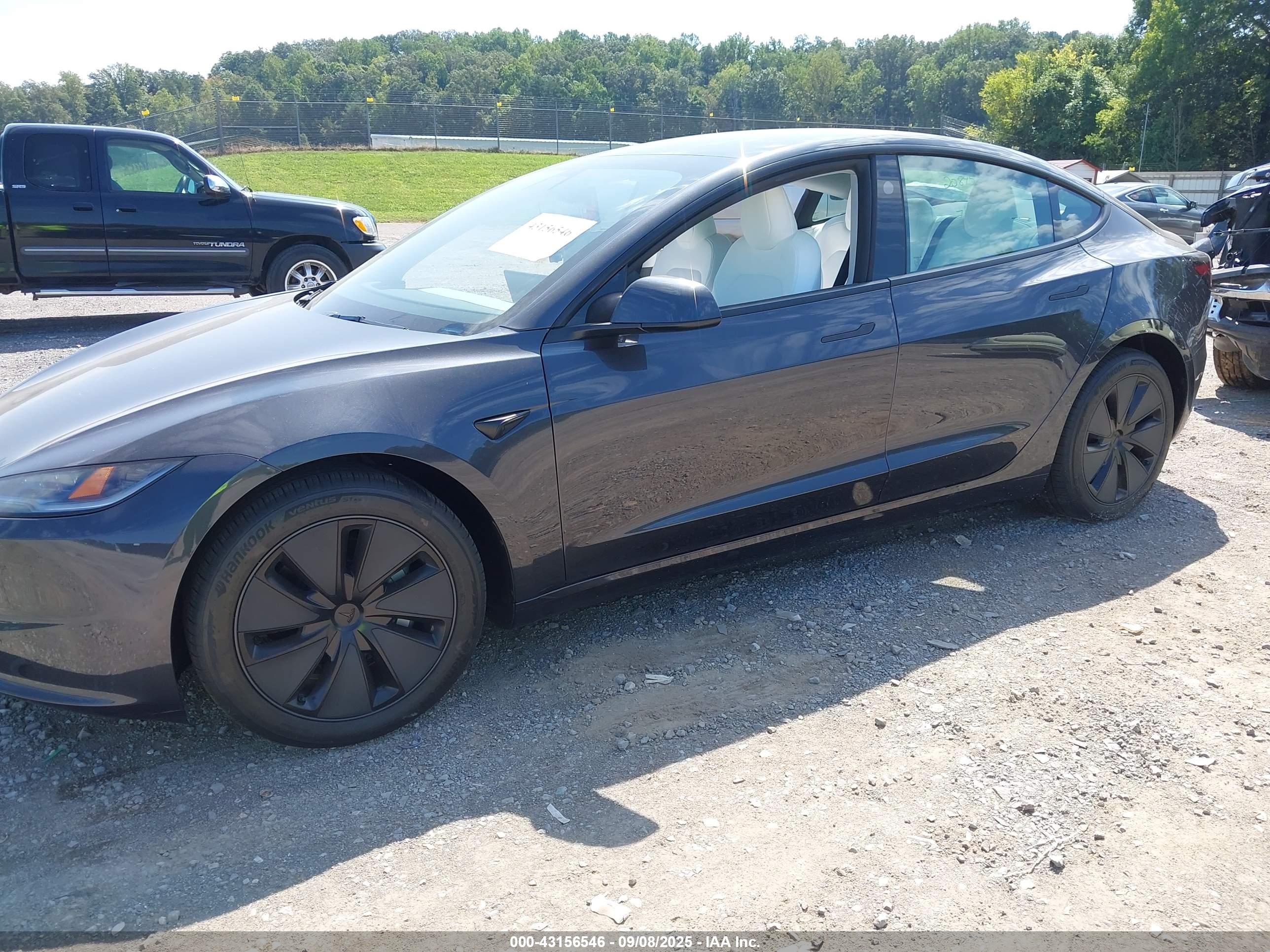 TESLA MODEL image 2