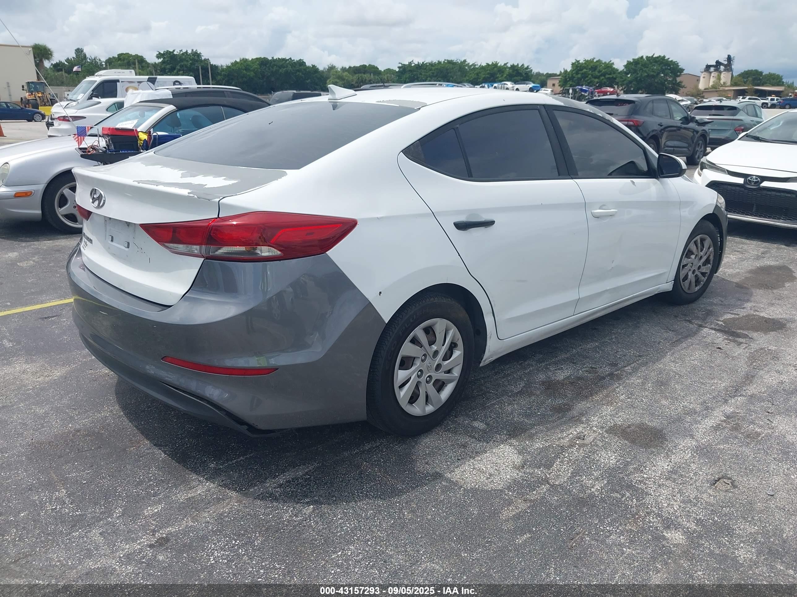 HYUNDAI ELANTRA image 4