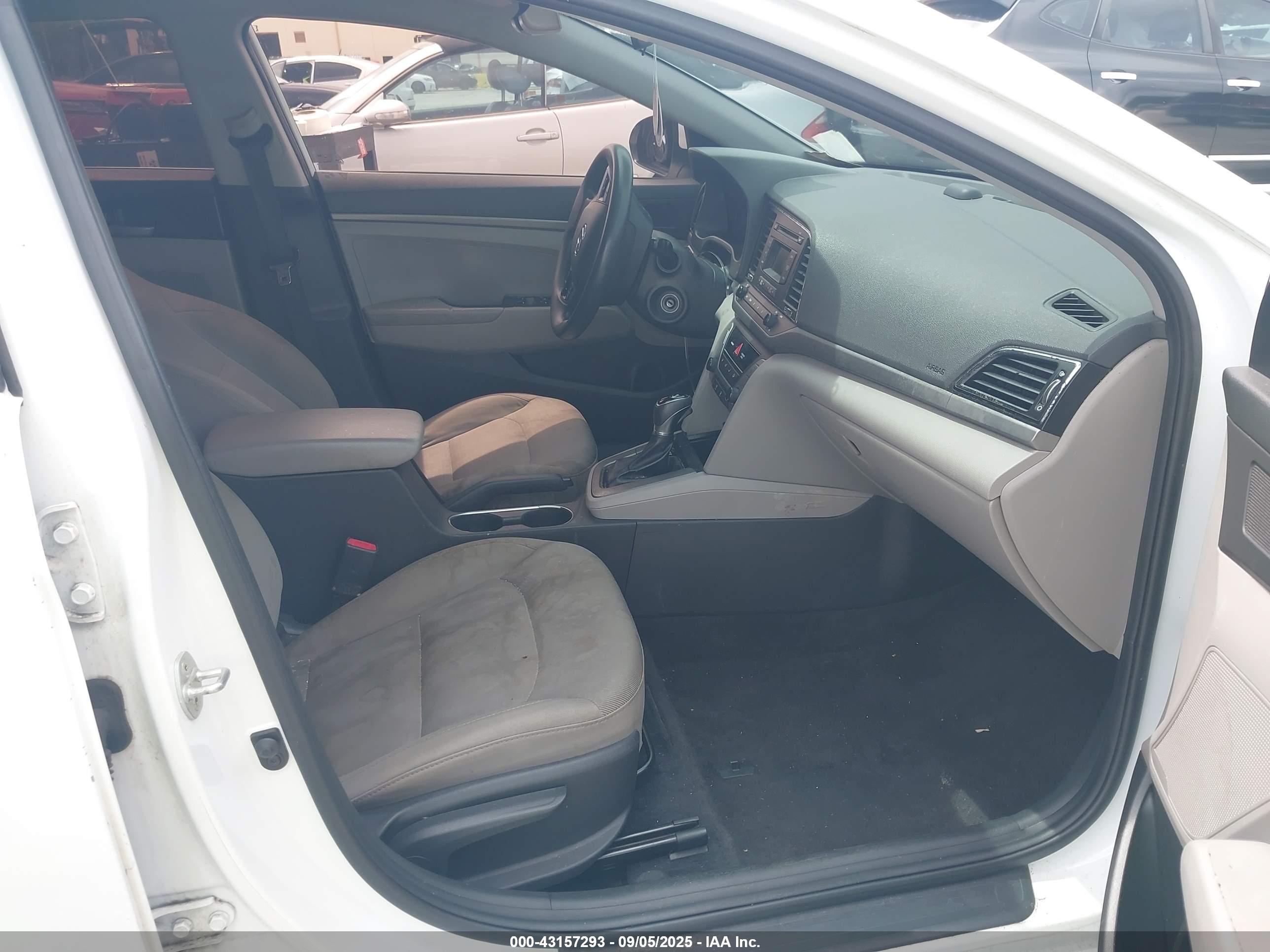 HYUNDAI ELANTRA image 5