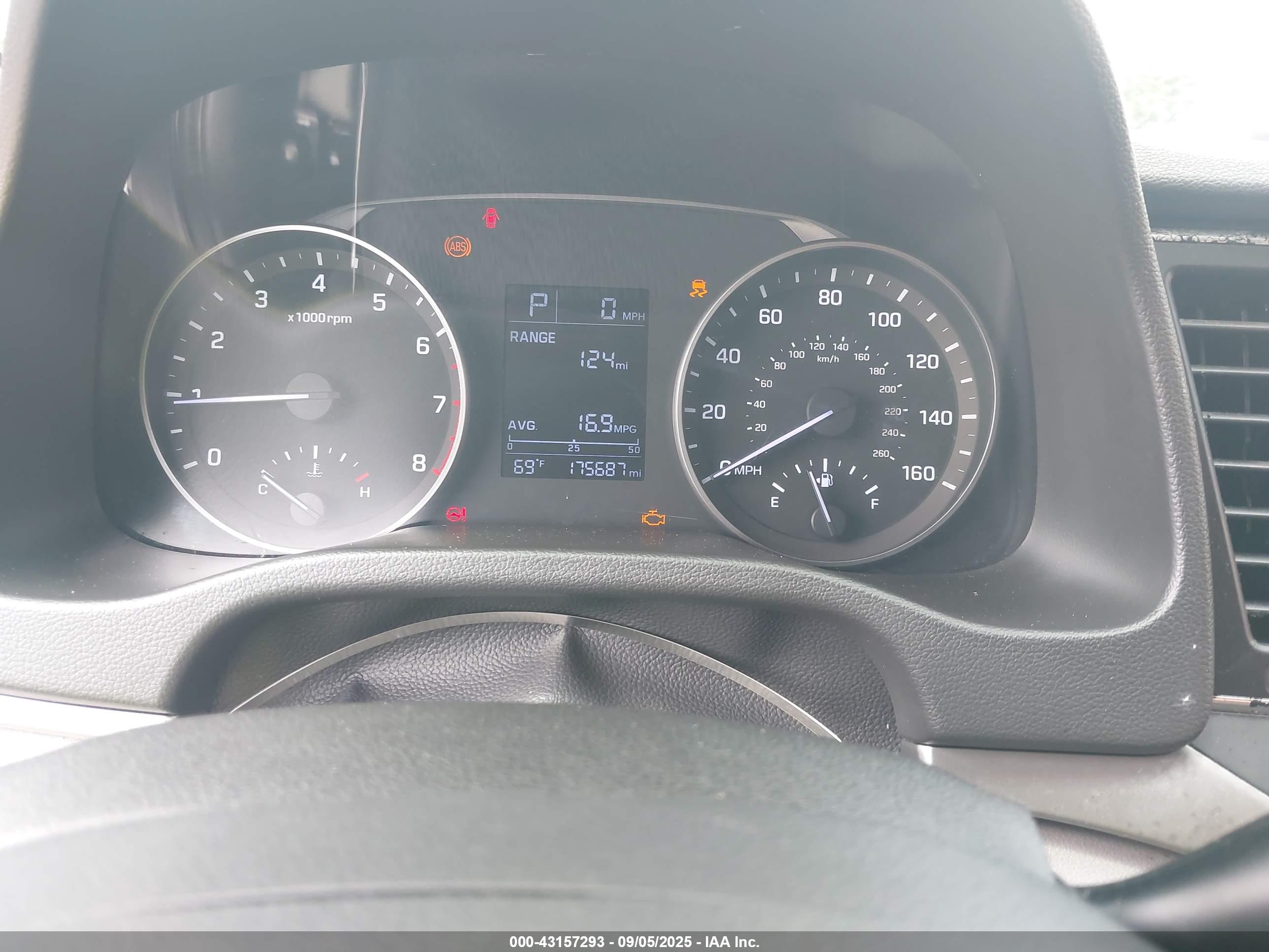 HYUNDAI ELANTRA image 7