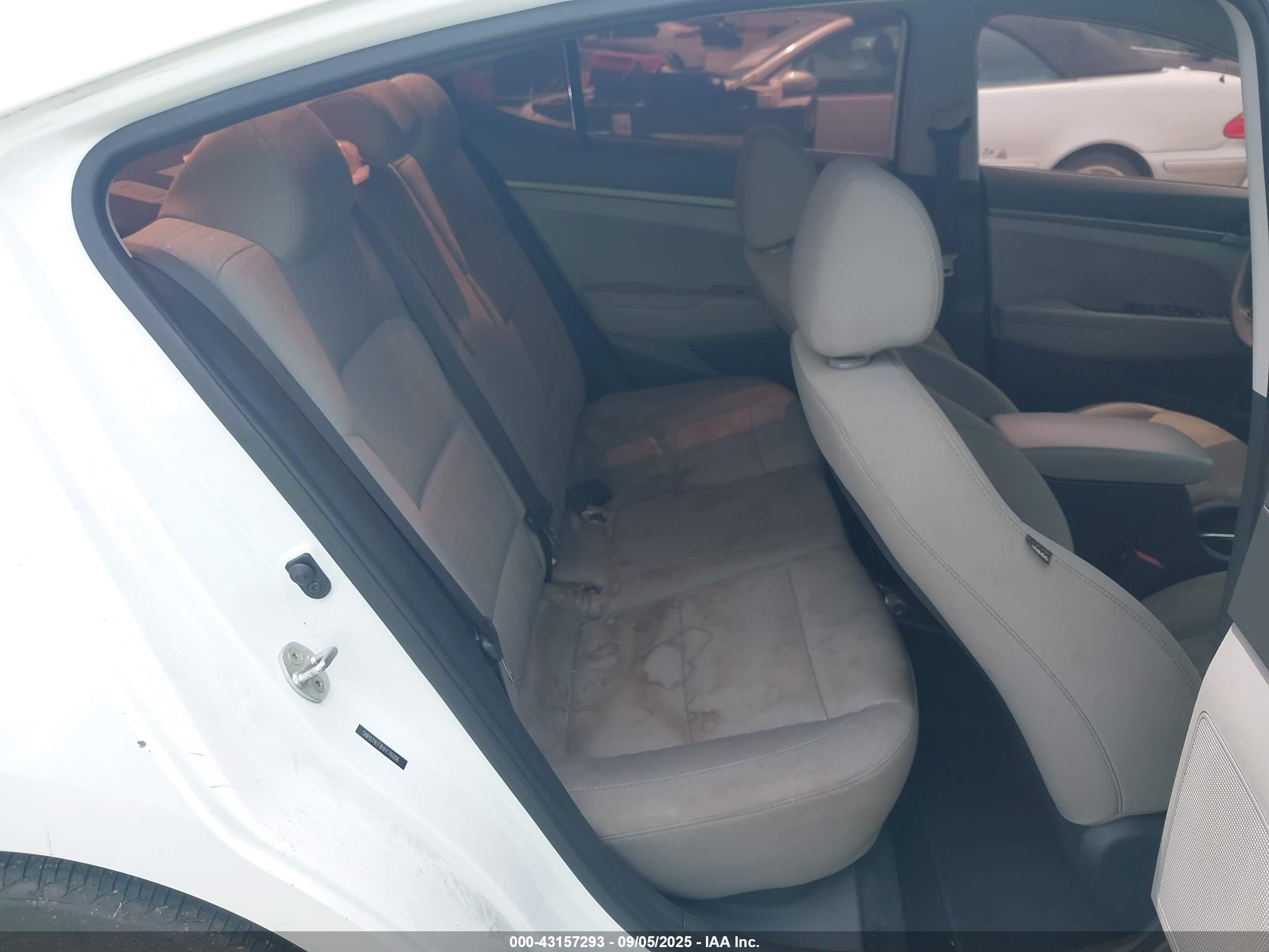 HYUNDAI ELANTRA image 8