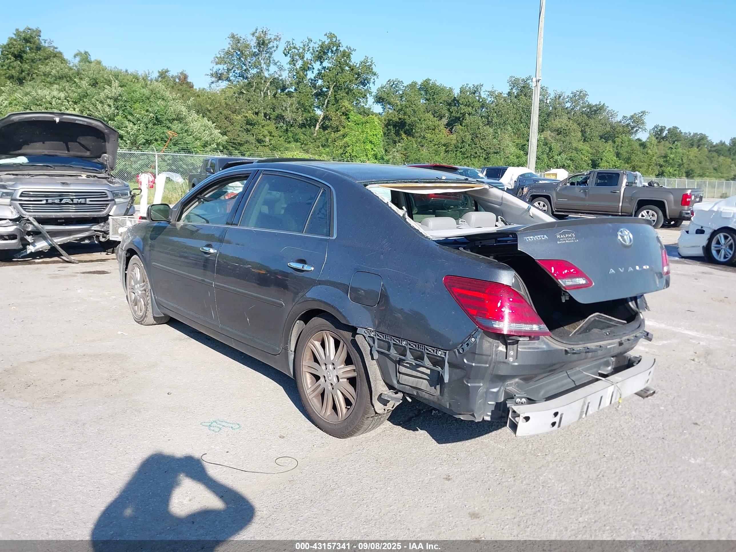 TOYOTA AVALON image 3