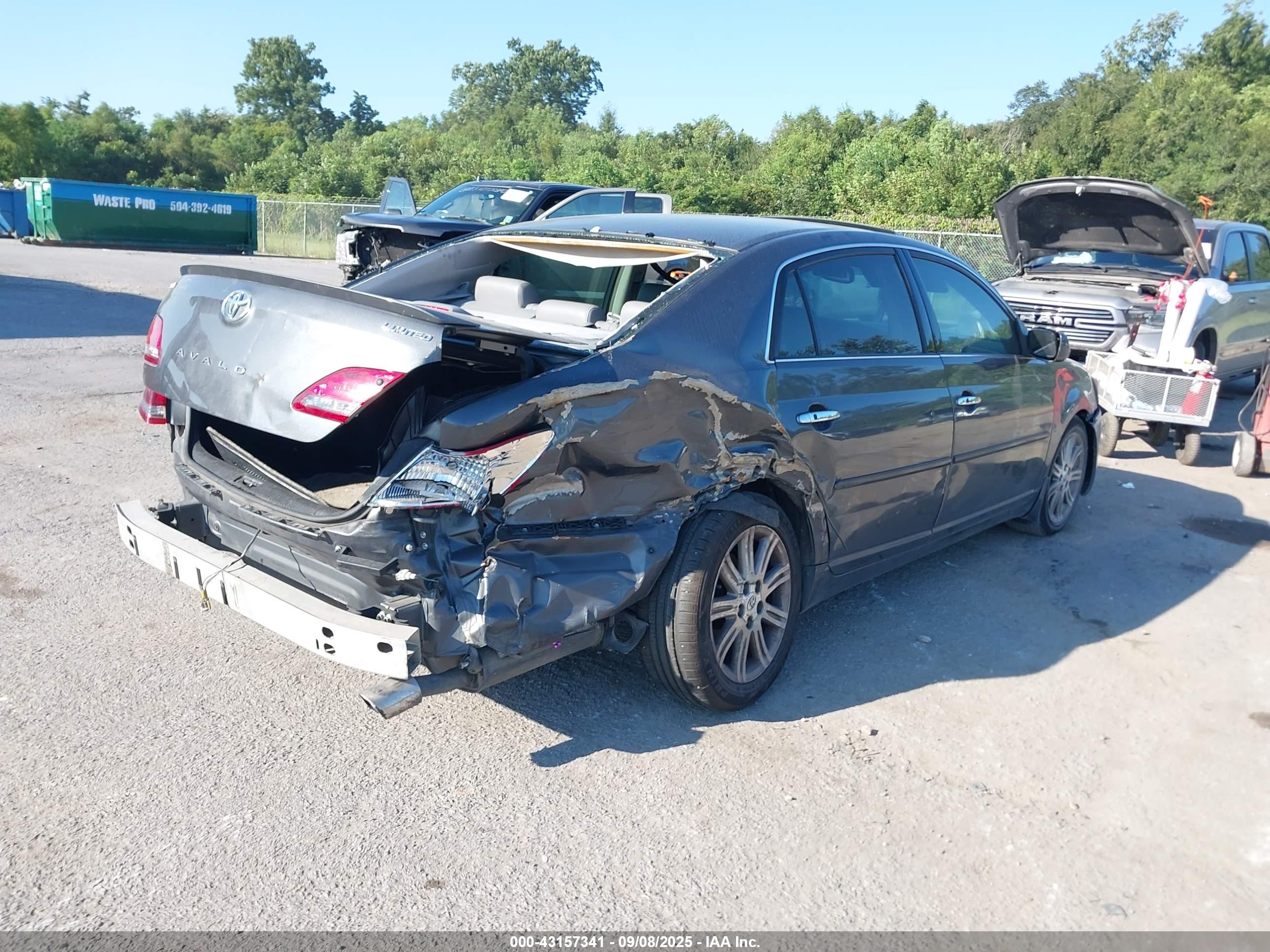 TOYOTA AVALON image 4