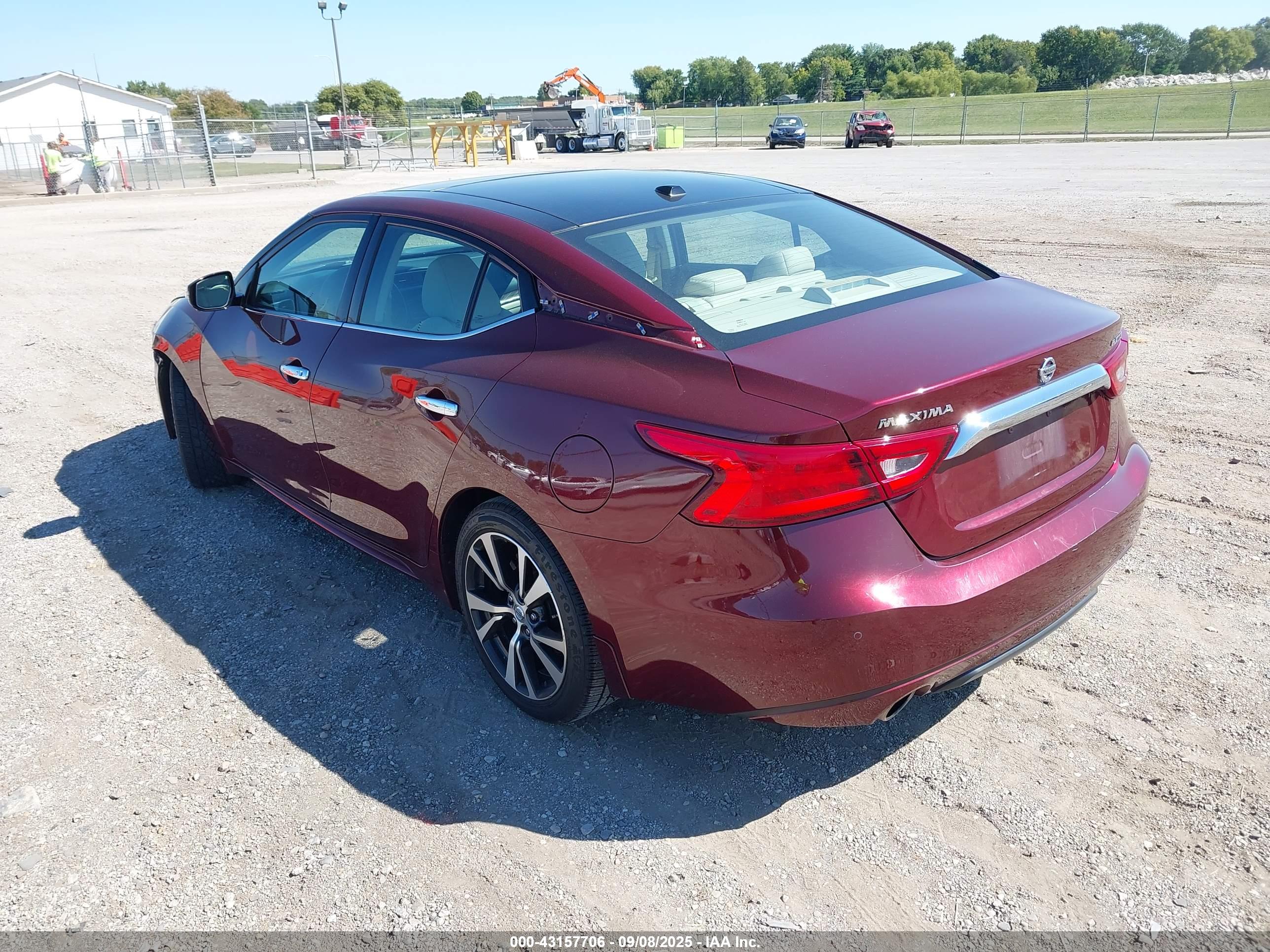 NISSAN MAXIMA image 3