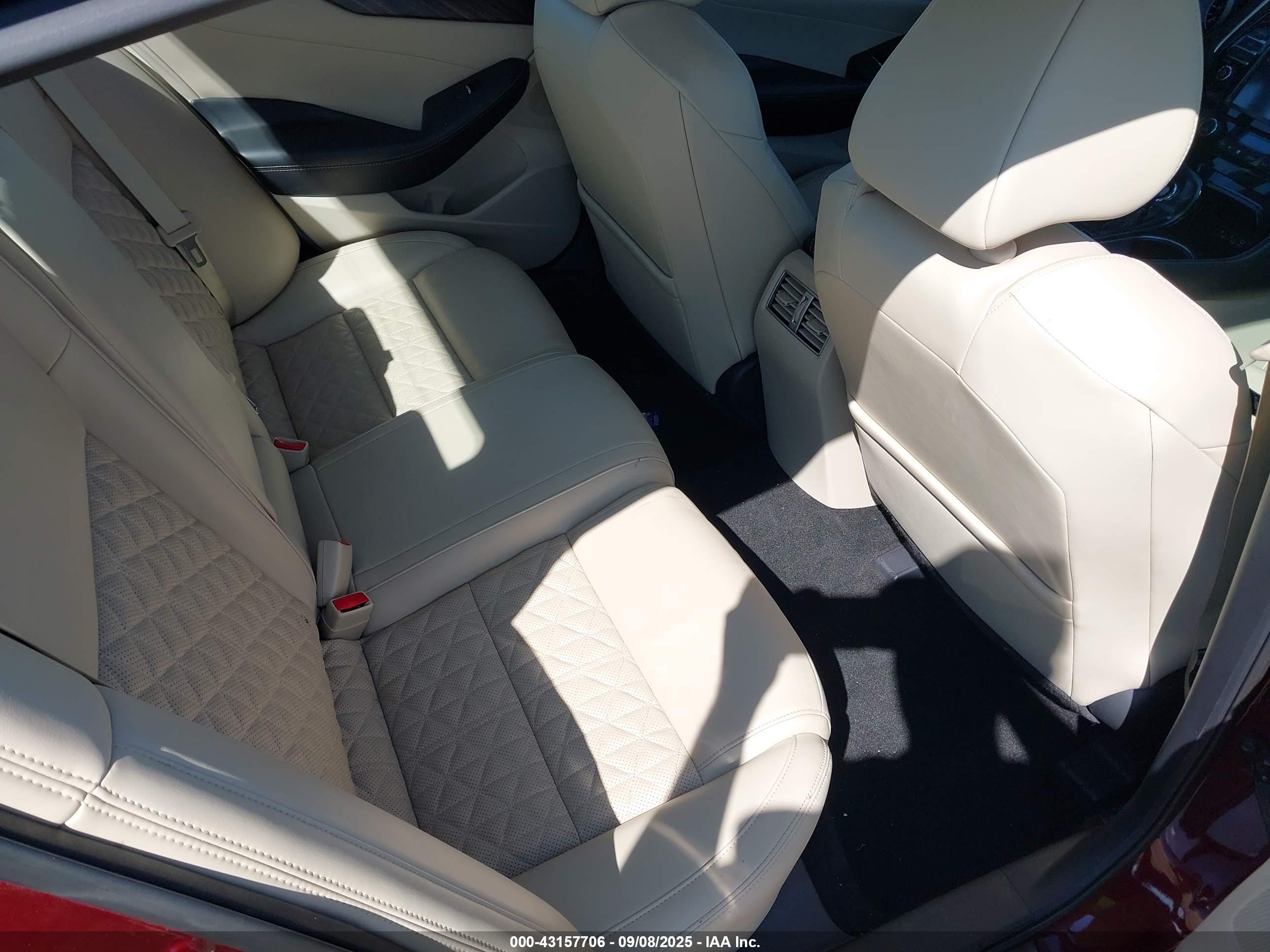 NISSAN MAXIMA image 8