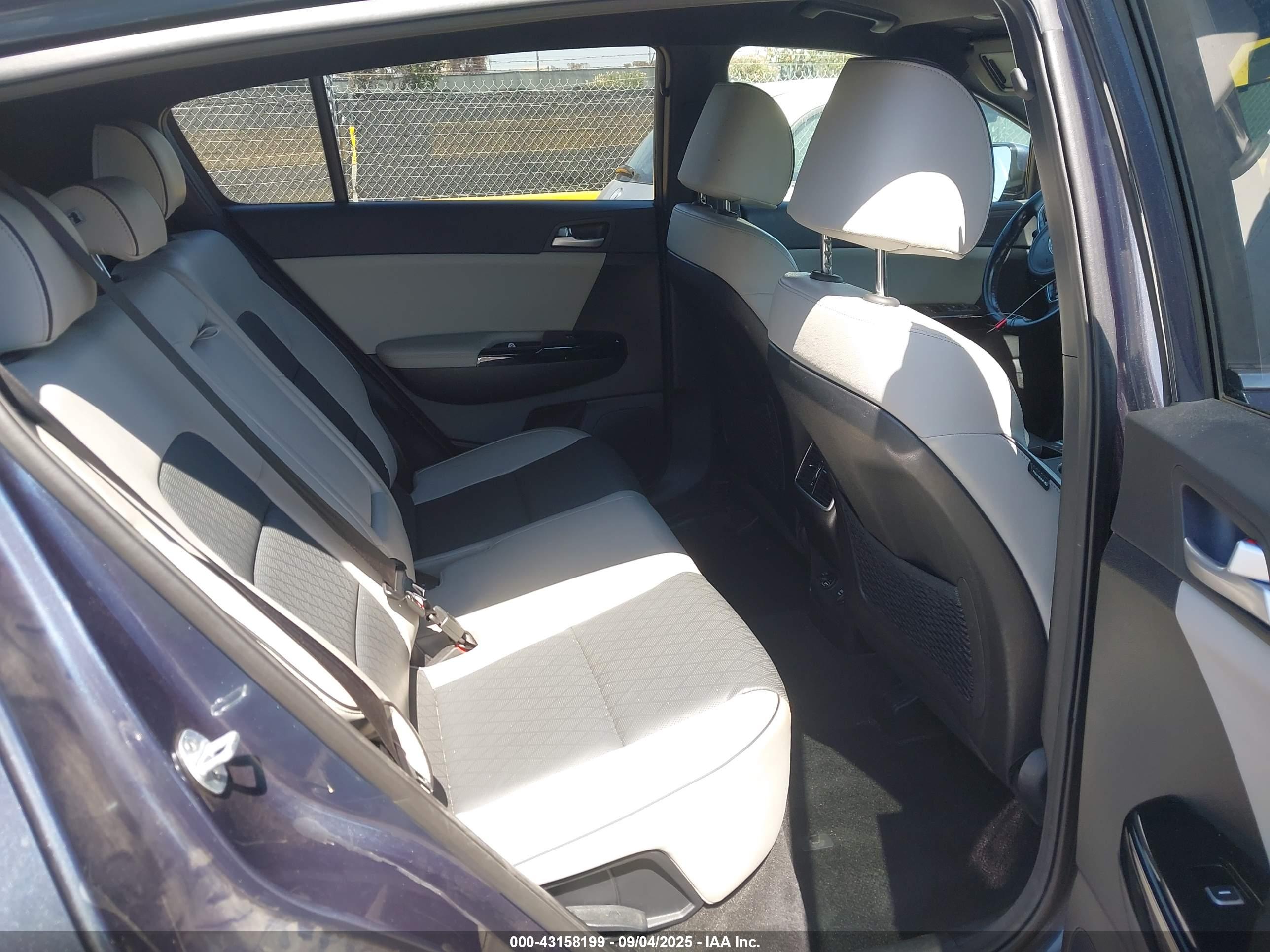 KIA SPORTAGE image 8