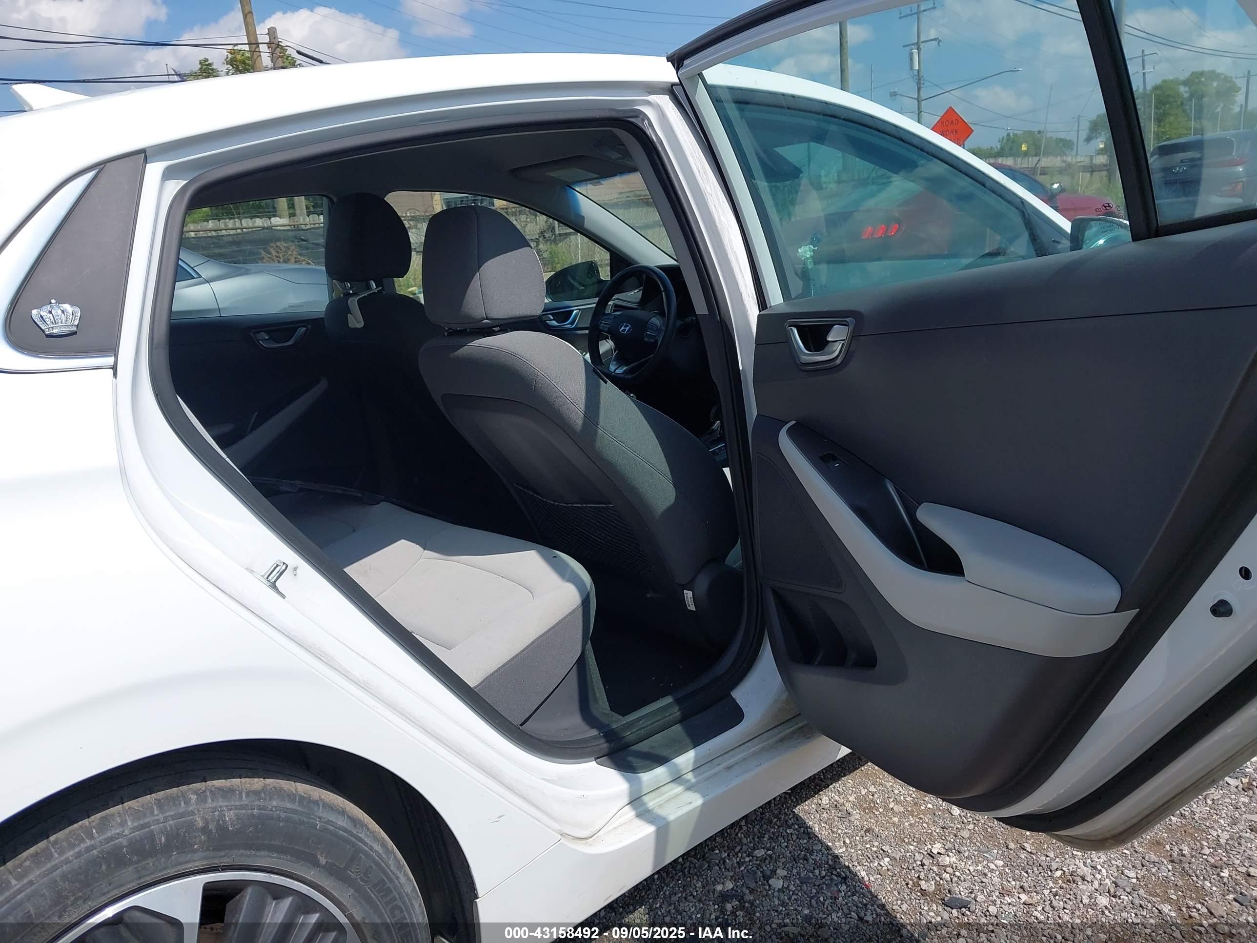 HYUNDAI IONIQ image 8