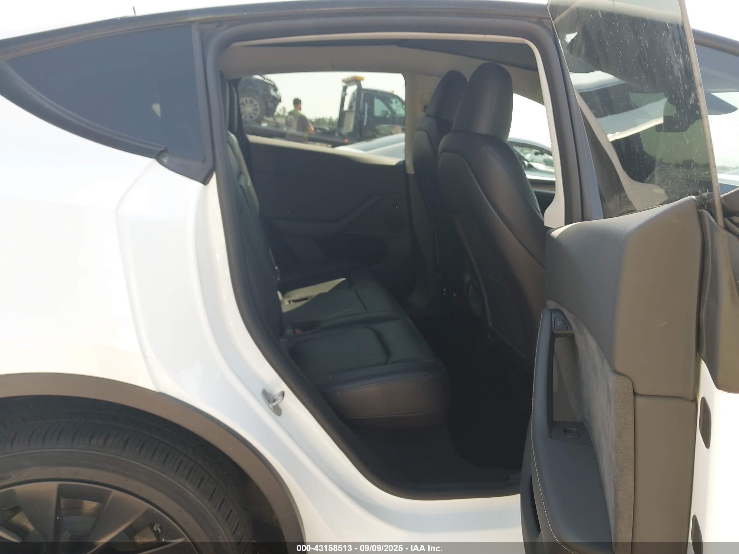 TESLA MODEL image 8