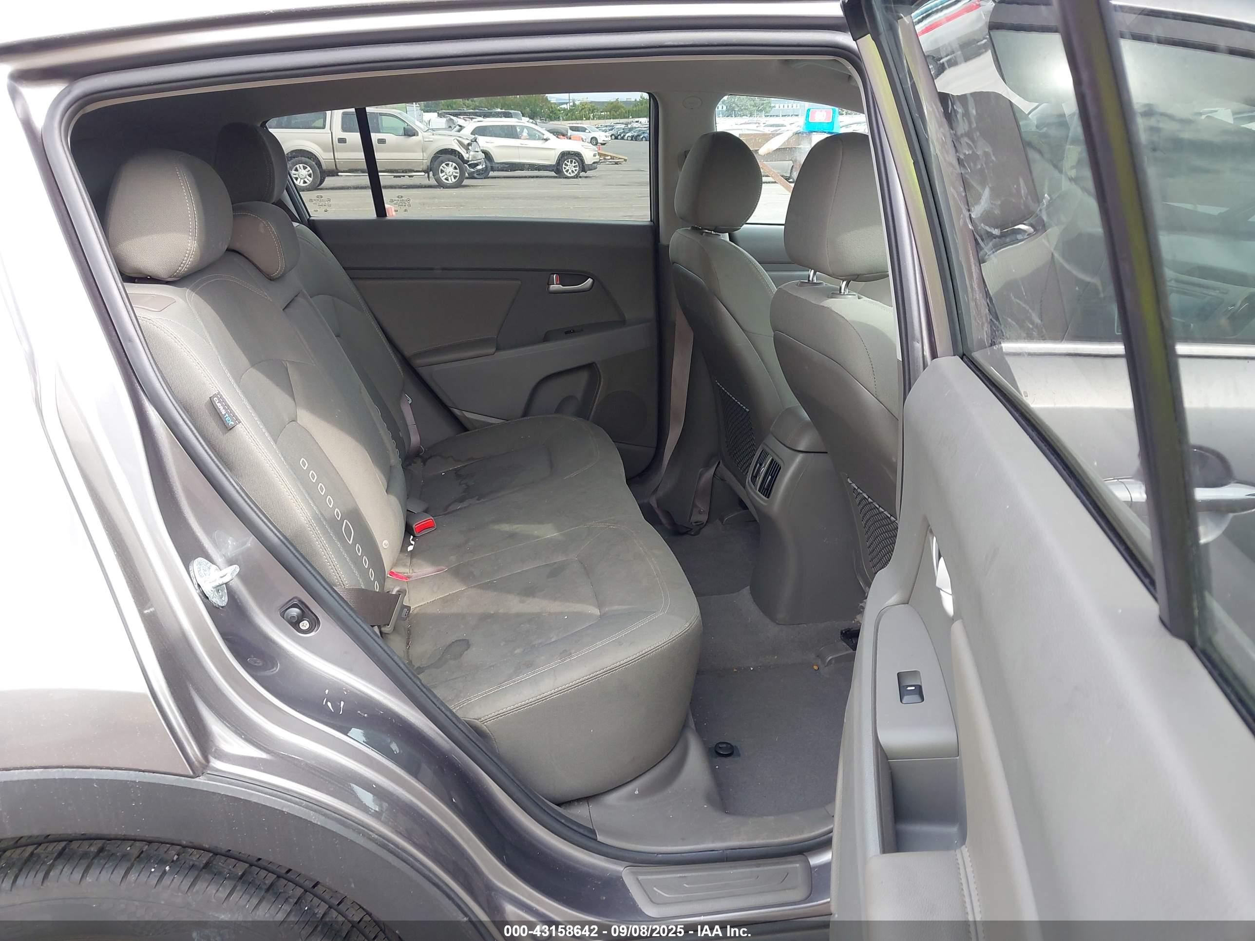 KIA SPORTAGE image 8