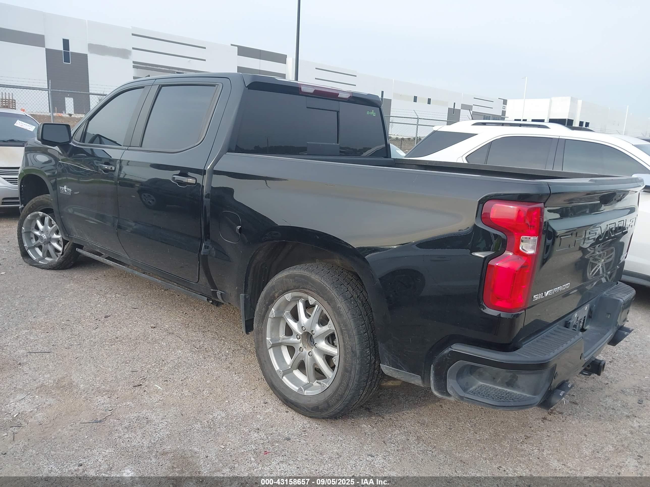 CHEVROLET SILVERADO image 3
