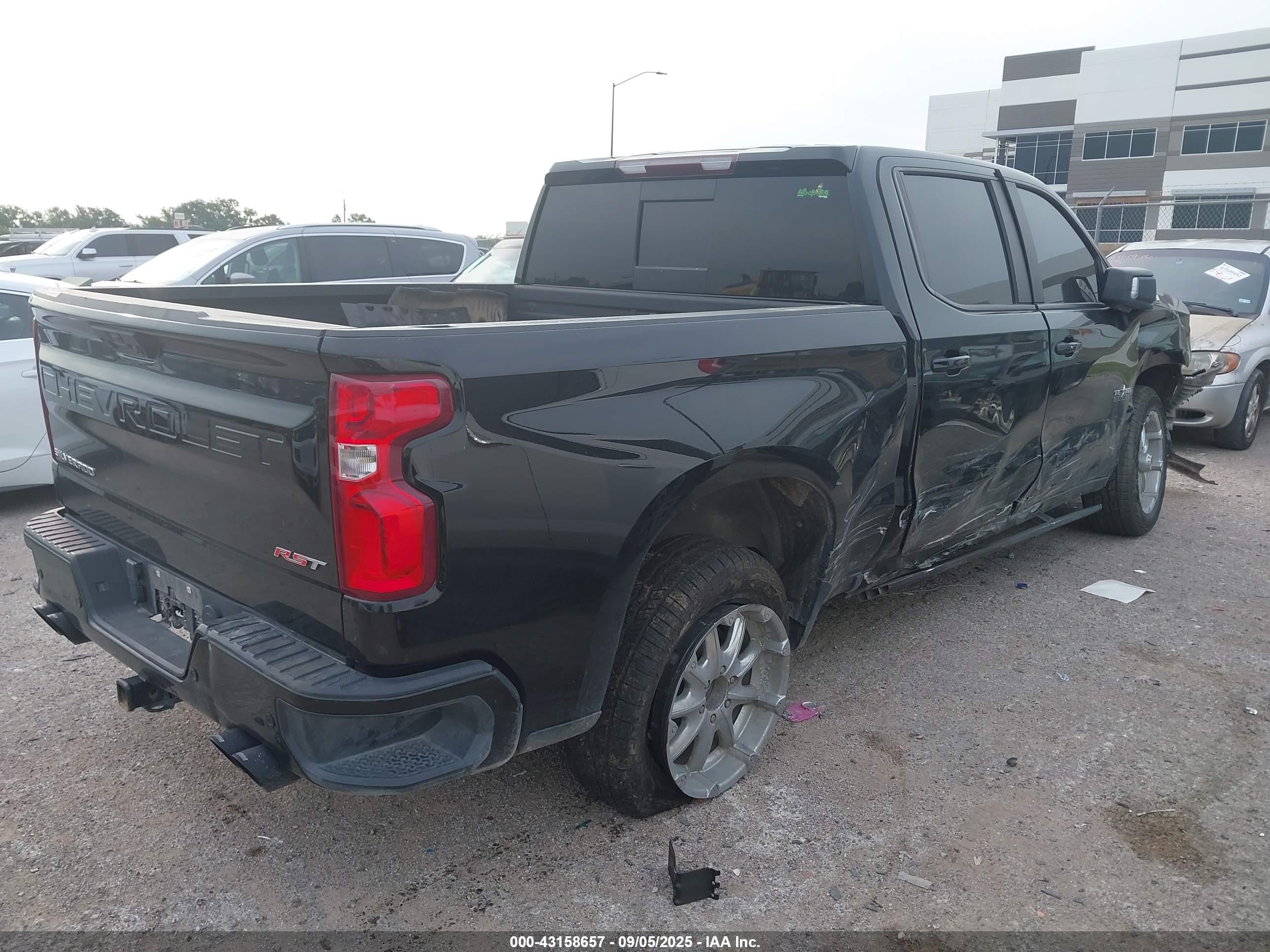 CHEVROLET SILVERADO image 4