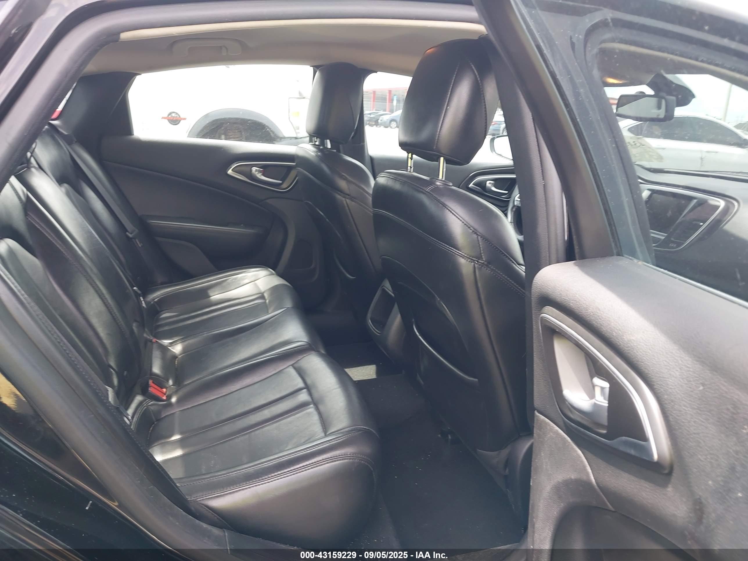 CHRYSLER 200 image 8