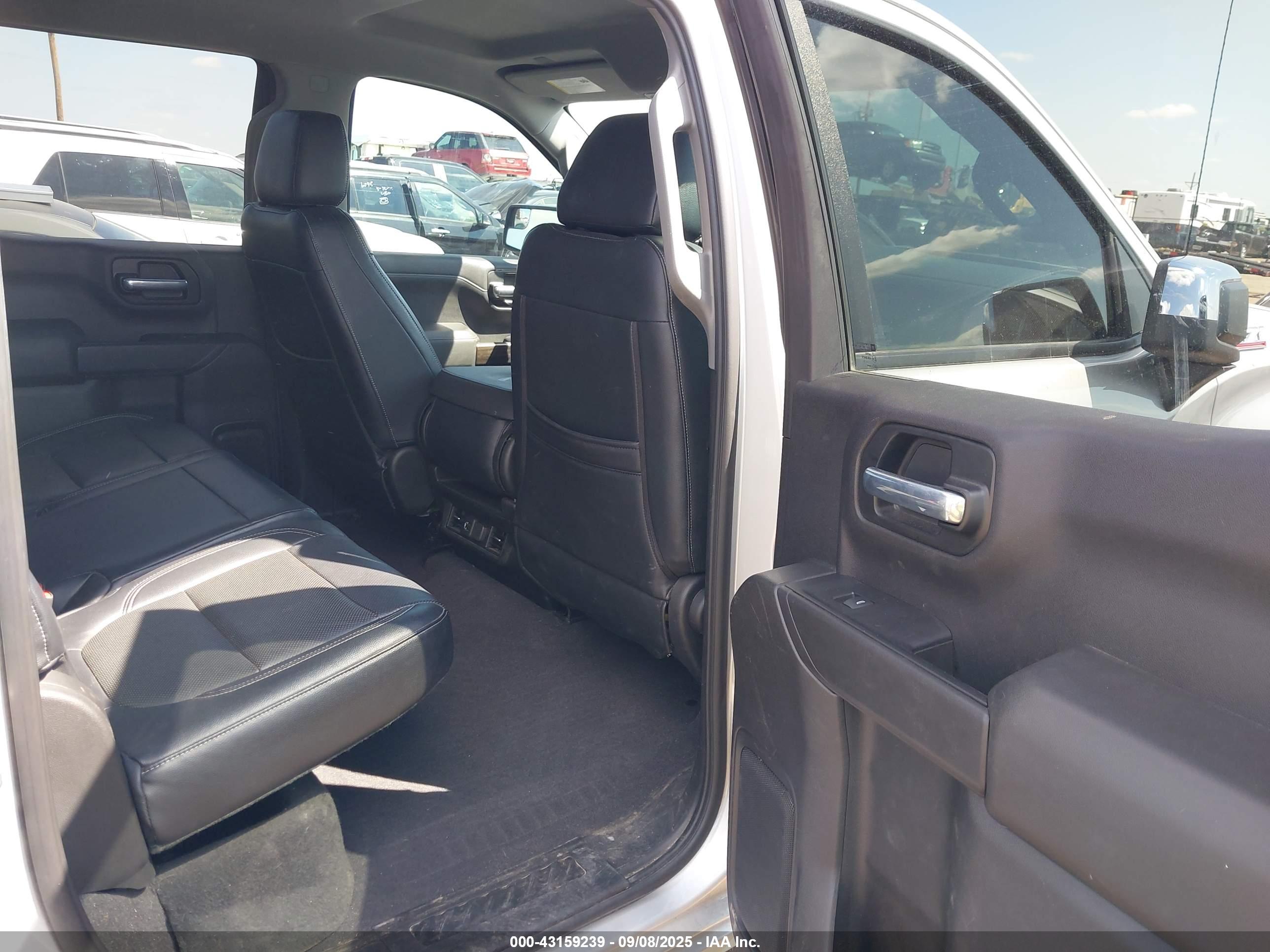CHEVROLET SILVERADO image 8