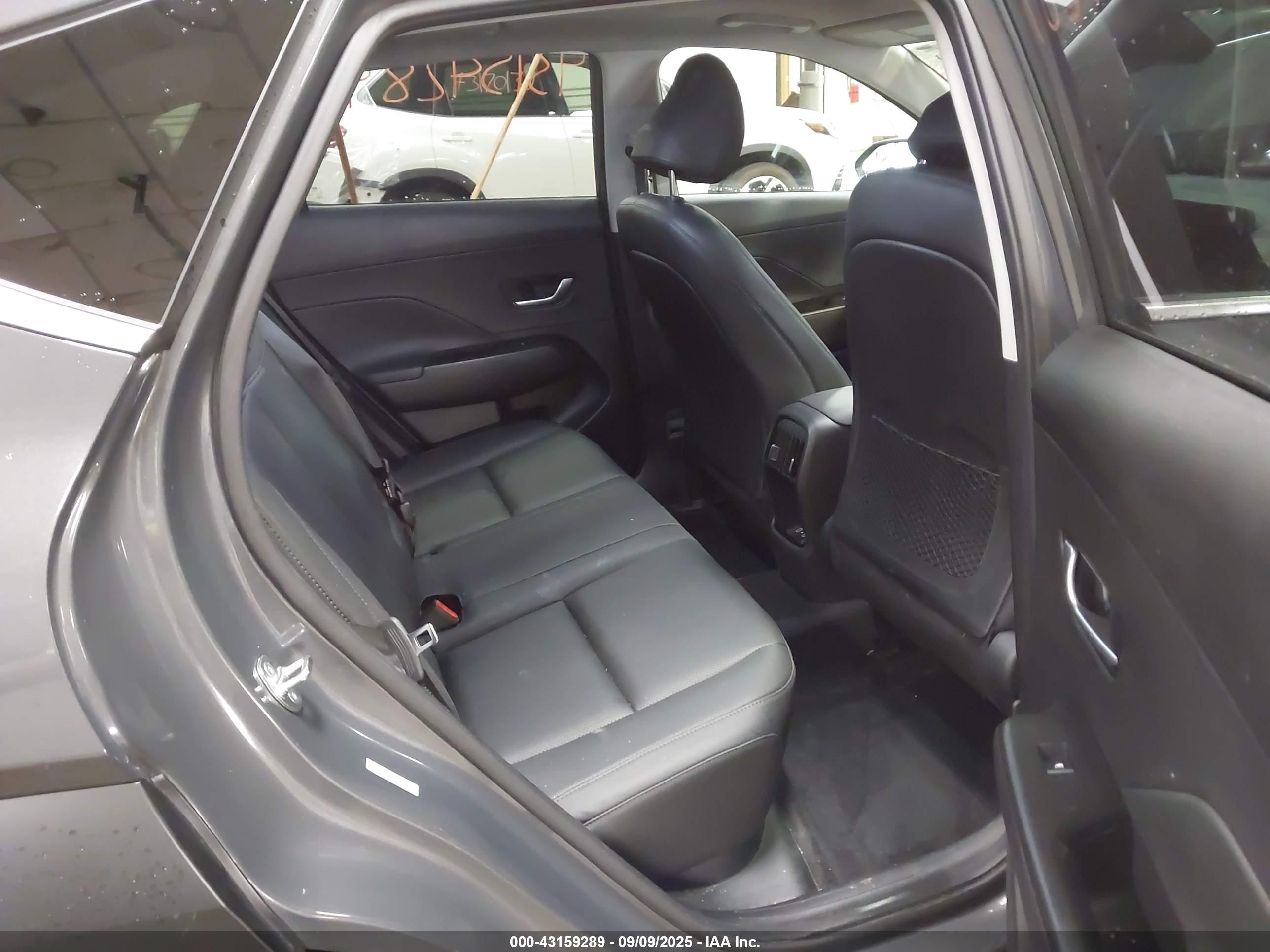 HYUNDAI KONA image 8