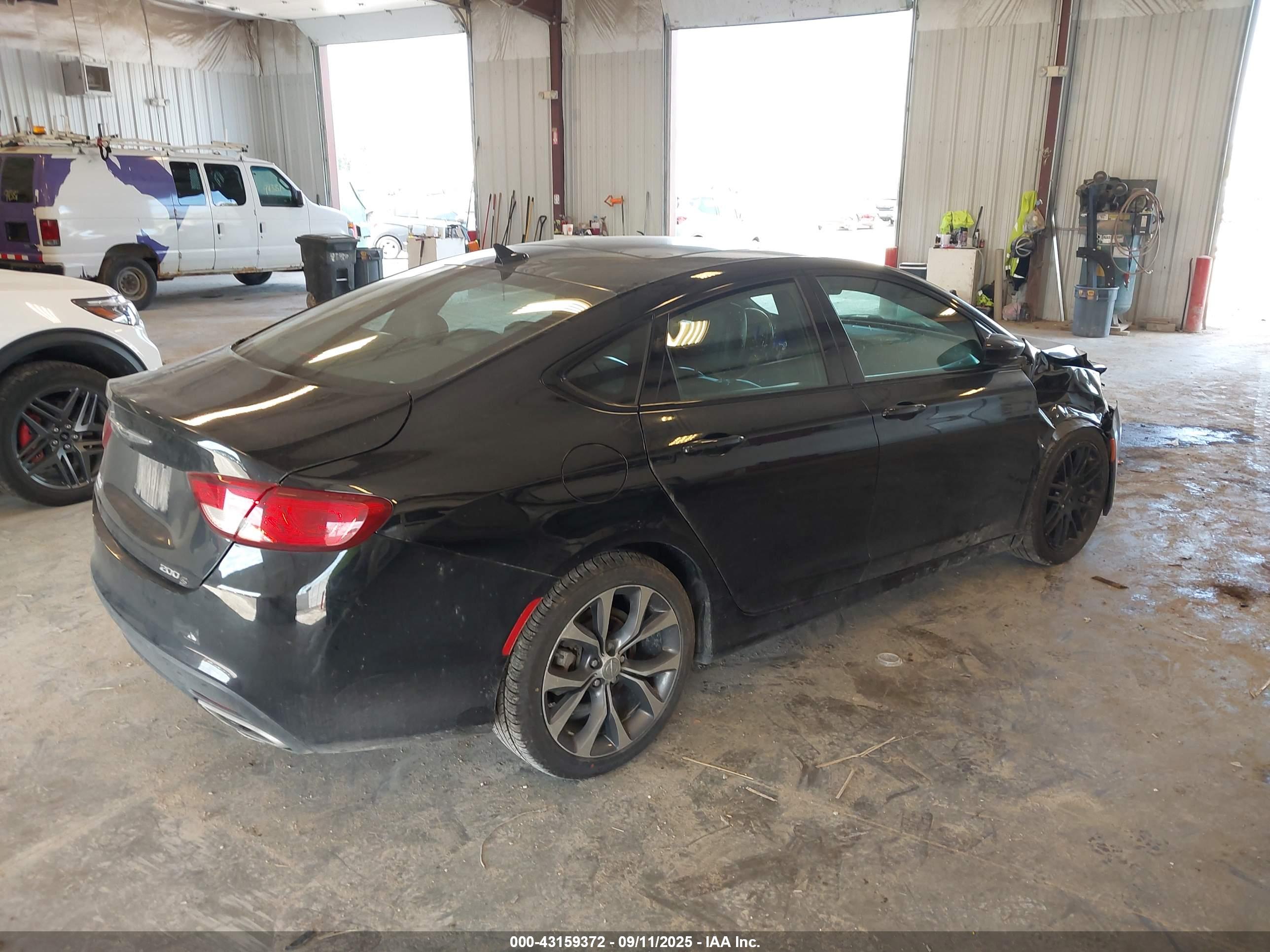 CHRYSLER 200 image 4