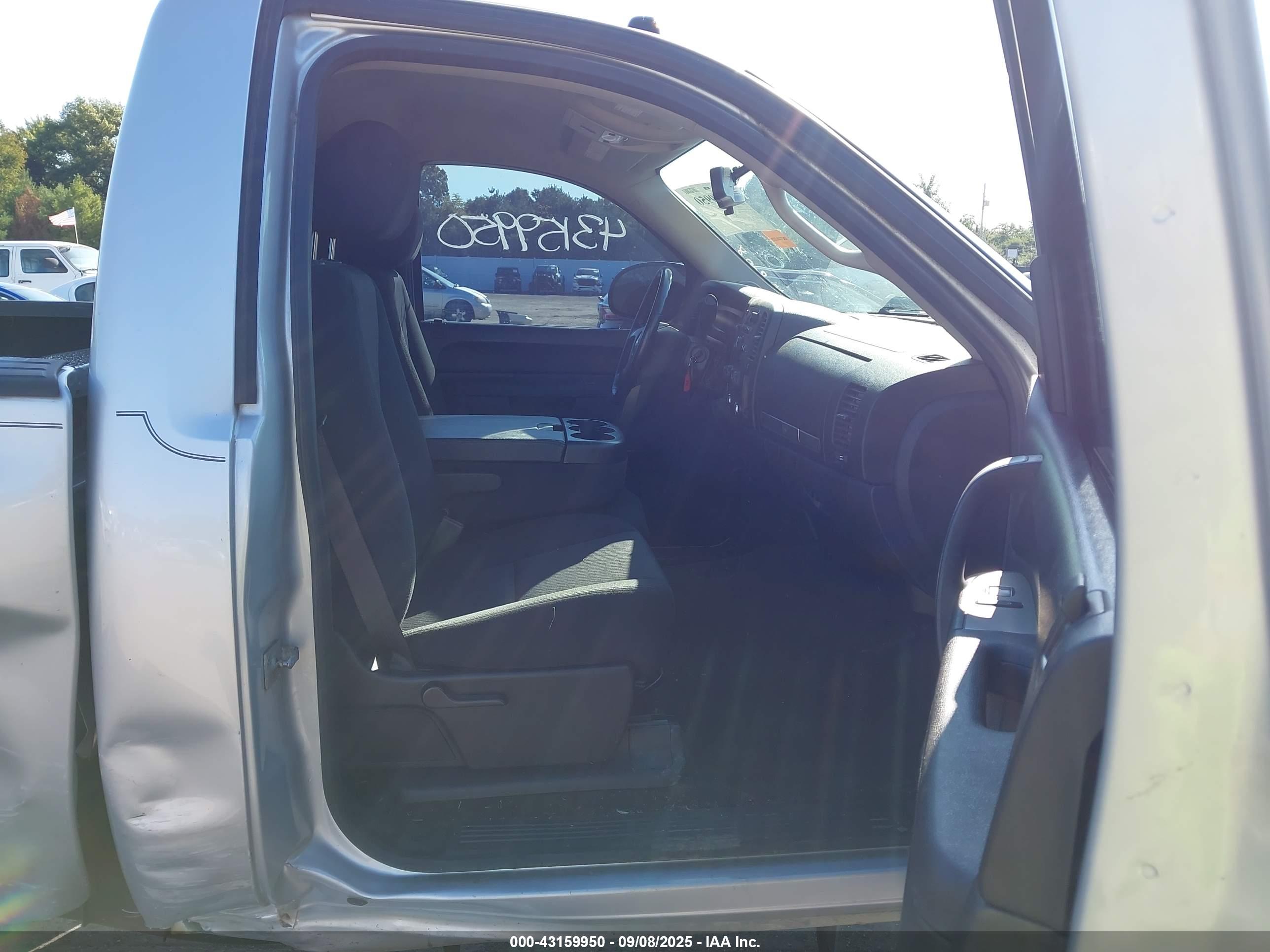 CHEVROLET SILVERADO image 5