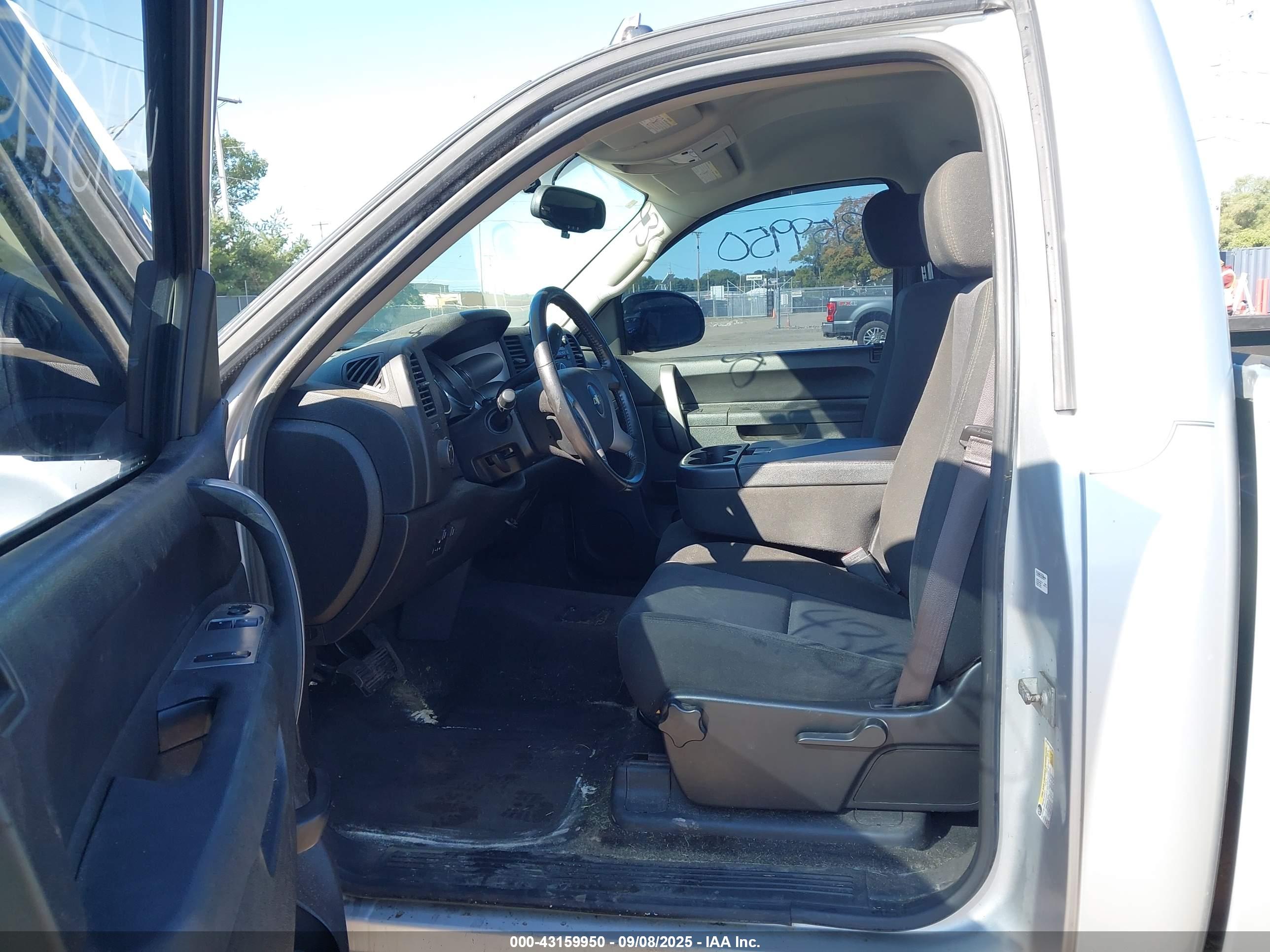 CHEVROLET SILVERADO image 8