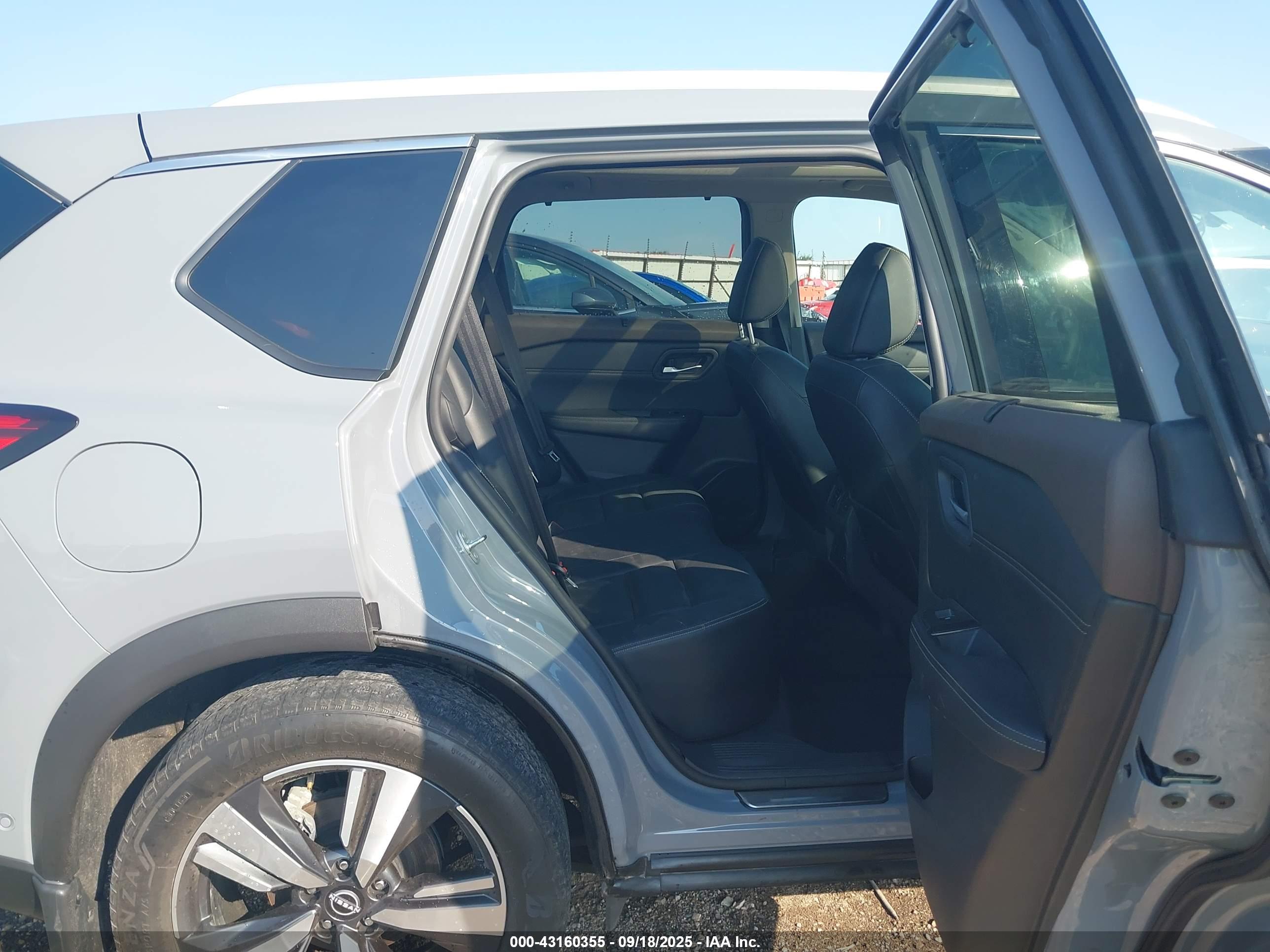NISSAN ROGUE image 8