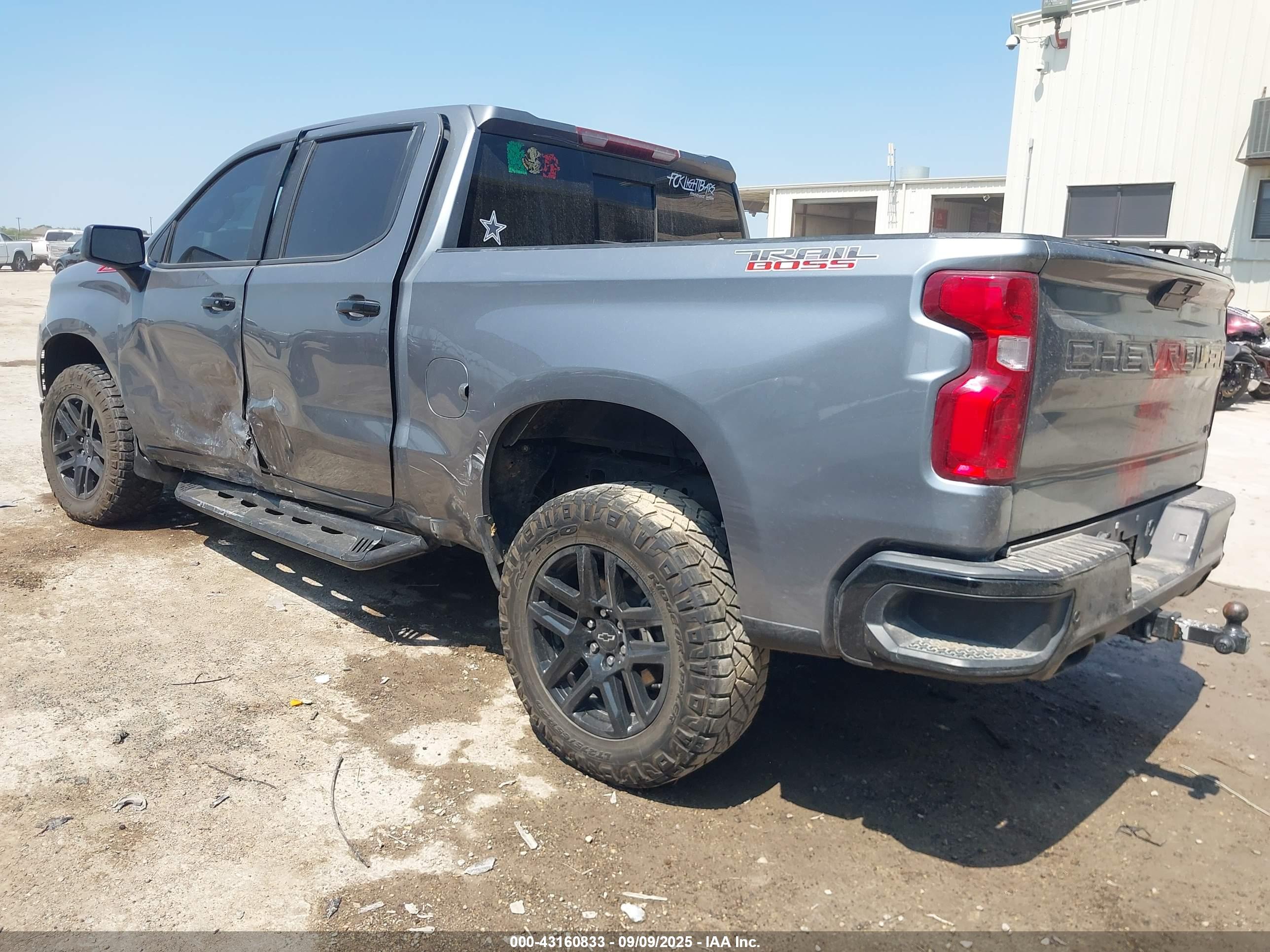 CHEVROLET SILVERADO image 3