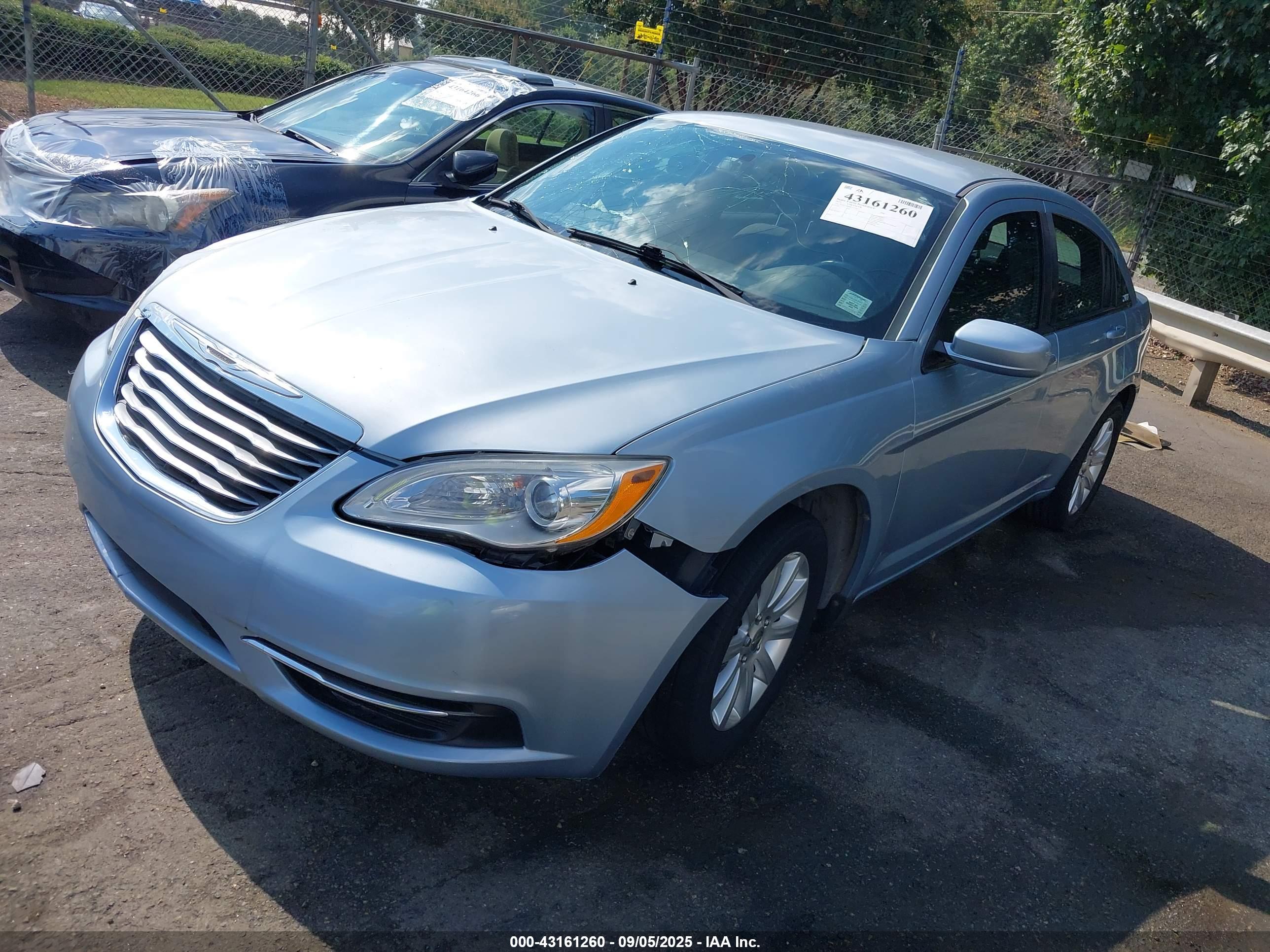 CHRYSLER 200 image 2