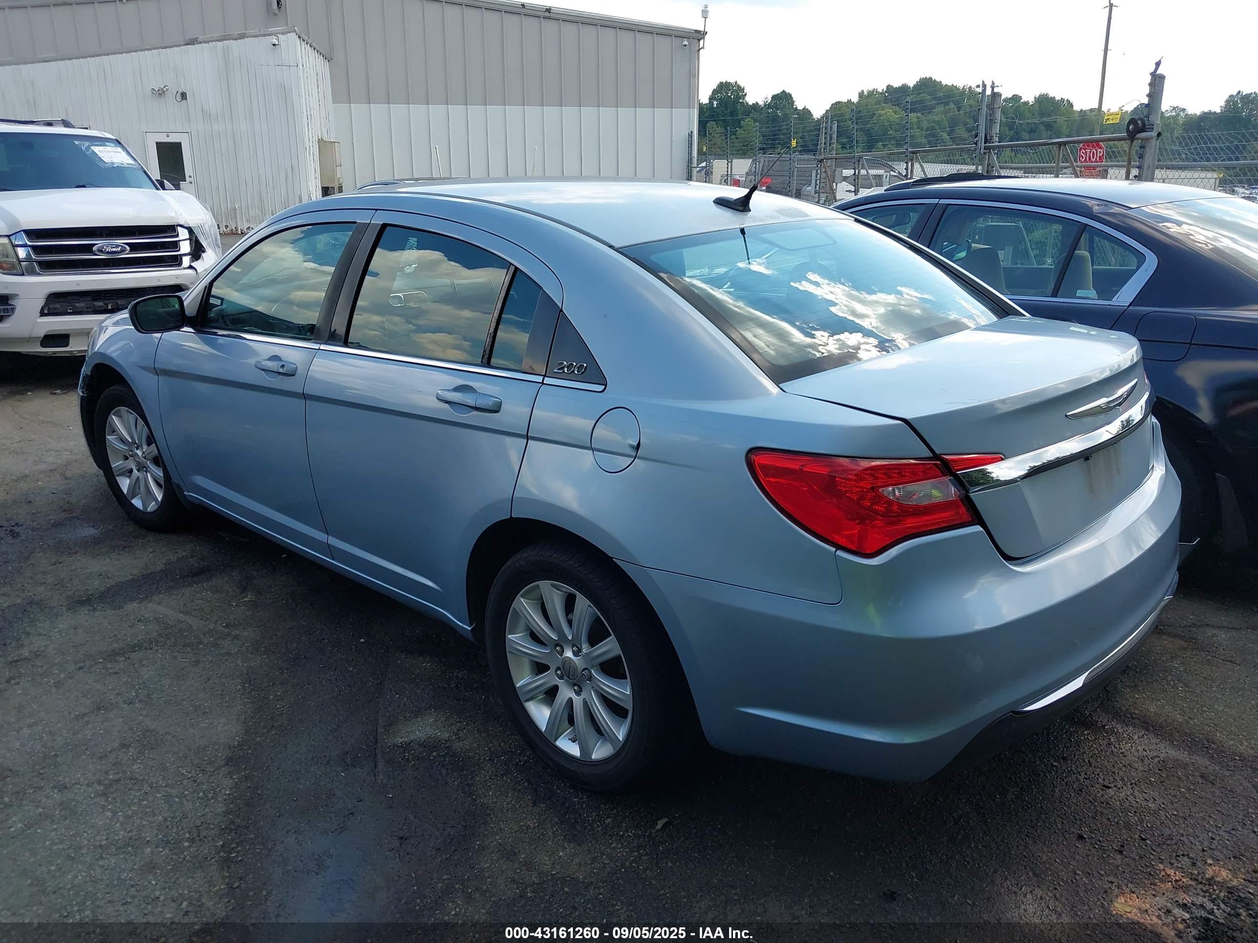 CHRYSLER 200 image 3
