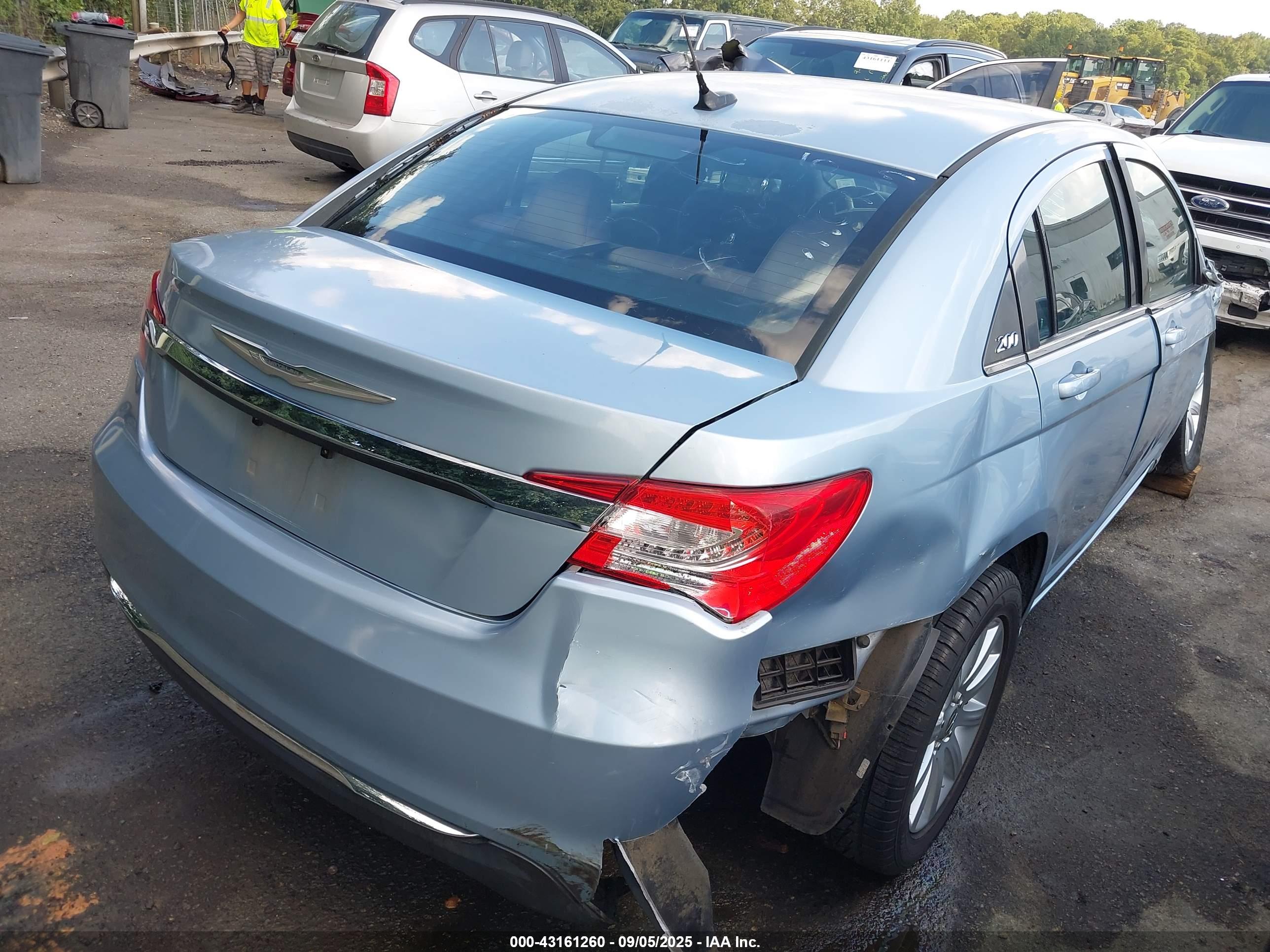 CHRYSLER 200 image 4
