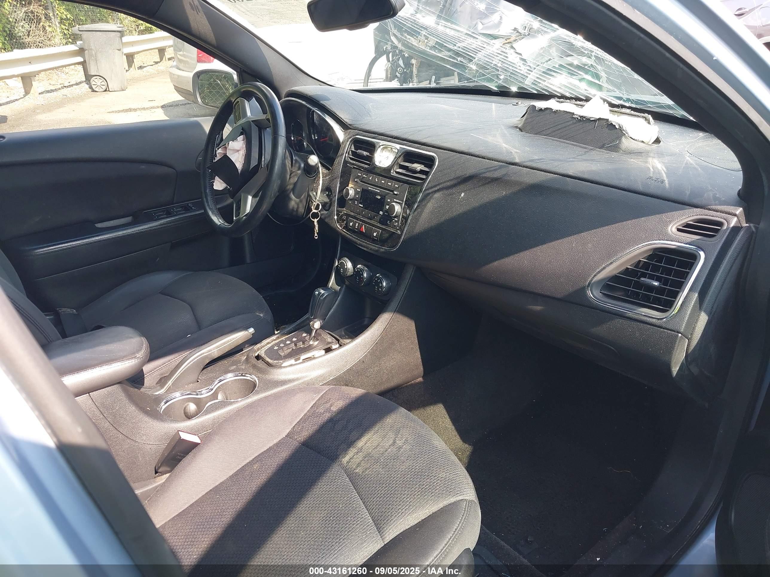 CHRYSLER 200 image 5