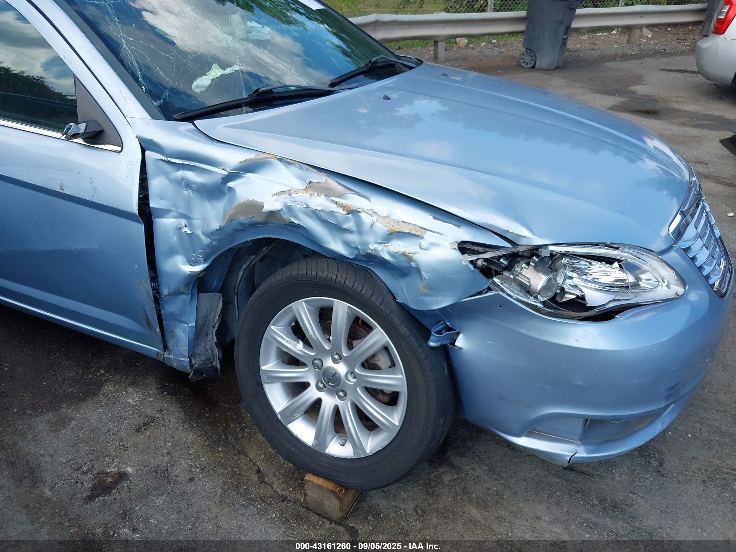 CHRYSLER 200 image 6